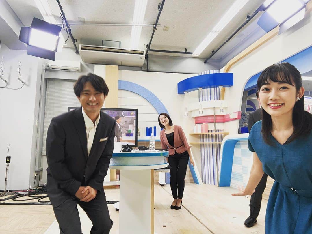 松本亜美さんのインスタグラム写真 - (松本亜美Instagram)「今日も新潟一番をご覧いただきありがとうございました🌼 3部ニュース終了後のオフショット📸  みんなでジャンプしたい🕊️ という大島くんのアイデアのもと、みんなで自由に飛んでみました✨  ひょっこり飛び（内田さん） 斜め飛び（斎藤さん） そりかえり飛び（大島くん） 膝曲げ跳び（松本）  月曜日の夜から躍動感のある写真をお届けしました🐣  #teny #テレビ新潟  #夕方ワイド新潟一番  #セルフィー #躍動感  #今日から3秒にしました #いつもは撮影まで7秒の猶予があるけど #ジャンピング #皆さん軽やかです #アナウンサー #キャスター #内田拓志キャスター  #斎藤久美子キャスター  #大島巧アナウンサー  #松本亜美」7月24日 21時01分 - ami_matsumoto_teny