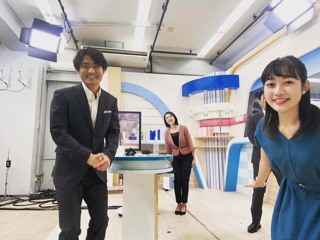 松本亜美さんのインスタグラム写真 - (松本亜美Instagram)「今日も新潟一番をご覧いただきありがとうございました🌼 3部ニュース終了後のオフショット📸  みんなでジャンプしたい🕊️ という大島くんのアイデアのもと、みんなで自由に飛んでみました✨  ひょっこり飛び（内田さん） 斜め飛び（斎藤さん） そりかえり飛び（大島くん） 膝曲げ跳び（松本）  月曜日の夜から躍動感のある写真をお届けしました🐣  #teny #テレビ新潟  #夕方ワイド新潟一番  #セルフィー #躍動感  #今日から3秒にしました #いつもは撮影まで7秒の猶予があるけど #ジャンピング #皆さん軽やかです #アナウンサー #キャスター #内田拓志キャスター  #斎藤久美子キャスター  #大島巧アナウンサー  #松本亜美」7月24日 21時01分 - ami_matsumoto_teny