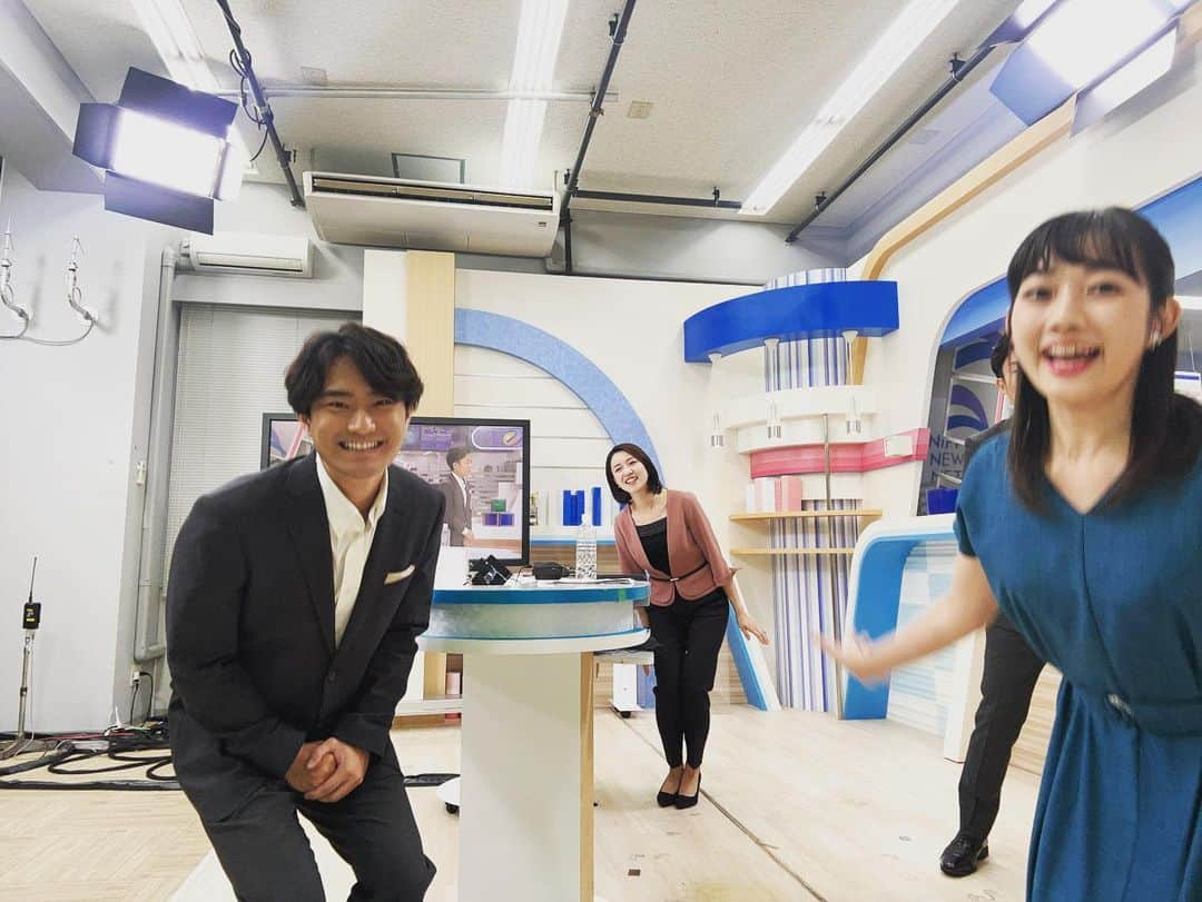 松本亜美さんのインスタグラム写真 - (松本亜美Instagram)「今日も新潟一番をご覧いただきありがとうございました🌼 3部ニュース終了後のオフショット📸  みんなでジャンプしたい🕊️ という大島くんのアイデアのもと、みんなで自由に飛んでみました✨  ひょっこり飛び（内田さん） 斜め飛び（斎藤さん） そりかえり飛び（大島くん） 膝曲げ跳び（松本）  月曜日の夜から躍動感のある写真をお届けしました🐣  #teny #テレビ新潟  #夕方ワイド新潟一番  #セルフィー #躍動感  #今日から3秒にしました #いつもは撮影まで7秒の猶予があるけど #ジャンピング #皆さん軽やかです #アナウンサー #キャスター #内田拓志キャスター  #斎藤久美子キャスター  #大島巧アナウンサー  #松本亜美」7月24日 21時01分 - ami_matsumoto_teny