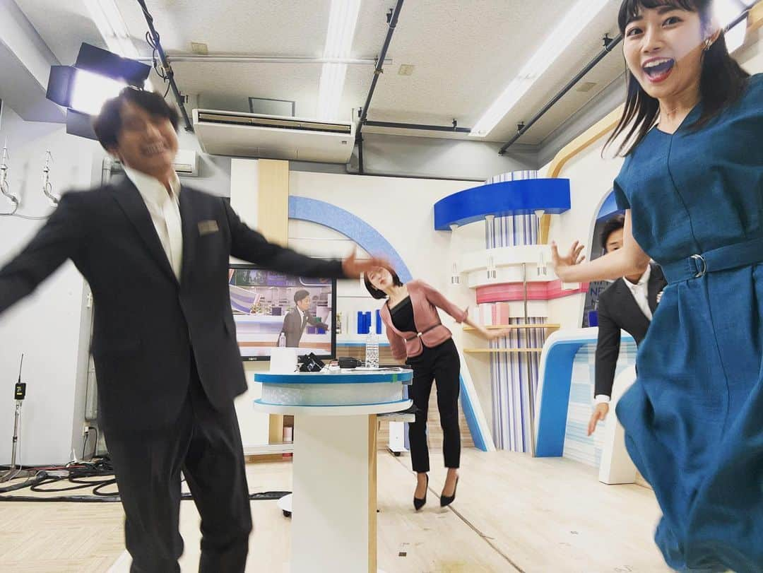 松本亜美さんのインスタグラム写真 - (松本亜美Instagram)「今日も新潟一番をご覧いただきありがとうございました🌼 3部ニュース終了後のオフショット📸  みんなでジャンプしたい🕊️ という大島くんのアイデアのもと、みんなで自由に飛んでみました✨  ひょっこり飛び（内田さん） 斜め飛び（斎藤さん） そりかえり飛び（大島くん） 膝曲げ跳び（松本）  月曜日の夜から躍動感のある写真をお届けしました🐣  #teny #テレビ新潟  #夕方ワイド新潟一番  #セルフィー #躍動感  #今日から3秒にしました #いつもは撮影まで7秒の猶予があるけど #ジャンピング #皆さん軽やかです #アナウンサー #キャスター #内田拓志キャスター  #斎藤久美子キャスター  #大島巧アナウンサー  #松本亜美」7月24日 21時01分 - ami_matsumoto_teny