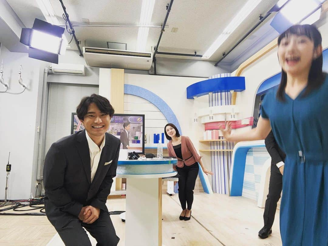 松本亜美さんのインスタグラム写真 - (松本亜美Instagram)「今日も新潟一番をご覧いただきありがとうございました🌼 3部ニュース終了後のオフショット📸  みんなでジャンプしたい🕊️ という大島くんのアイデアのもと、みんなで自由に飛んでみました✨  ひょっこり飛び（内田さん） 斜め飛び（斎藤さん） そりかえり飛び（大島くん） 膝曲げ跳び（松本）  月曜日の夜から躍動感のある写真をお届けしました🐣  #teny #テレビ新潟  #夕方ワイド新潟一番  #セルフィー #躍動感  #今日から3秒にしました #いつもは撮影まで7秒の猶予があるけど #ジャンピング #皆さん軽やかです #アナウンサー #キャスター #内田拓志キャスター  #斎藤久美子キャスター  #大島巧アナウンサー  #松本亜美」7月24日 21時01分 - ami_matsumoto_teny