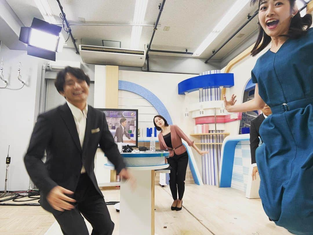 松本亜美さんのインスタグラム写真 - (松本亜美Instagram)「今日も新潟一番をご覧いただきありがとうございました🌼 3部ニュース終了後のオフショット📸  みんなでジャンプしたい🕊️ という大島くんのアイデアのもと、みんなで自由に飛んでみました✨  ひょっこり飛び（内田さん） 斜め飛び（斎藤さん） そりかえり飛び（大島くん） 膝曲げ跳び（松本）  月曜日の夜から躍動感のある写真をお届けしました🐣  #teny #テレビ新潟  #夕方ワイド新潟一番  #セルフィー #躍動感  #今日から3秒にしました #いつもは撮影まで7秒の猶予があるけど #ジャンピング #皆さん軽やかです #アナウンサー #キャスター #内田拓志キャスター  #斎藤久美子キャスター  #大島巧アナウンサー  #松本亜美」7月24日 21時01分 - ami_matsumoto_teny