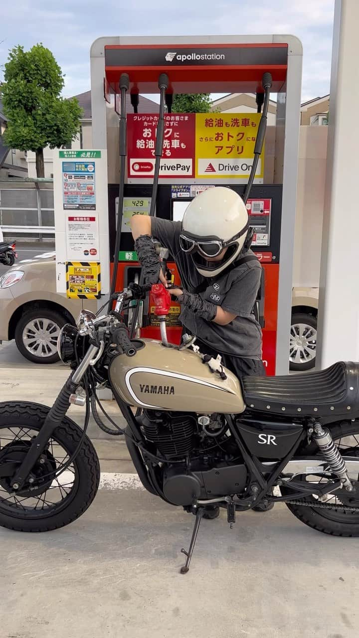 エムエムのインスタグラム：「⛽️🛵  #sr400#custombike#カスタムバイク#バイク女子」