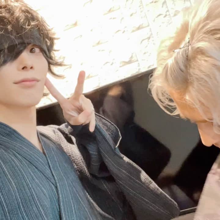 のインスタグラム：「‎4年振りに‼️‼️浴衣を着ました＼(^o^)／🏮👘‼️‼️‼️  1ヶ月半？とか準備する時間あったのに結局2日？3日前くらいに買いに行ってほとんど売り切れてて4つくらいしかなかったし、なんなら帯に至っては最後の1つとかだった残ってて良かったあぶね〜ｗｗｗｗｗｗｗｗｗｗｗｗｗｗｗｗｗｗｗｗｗｗ  なおやに‎着付けてもらってたんだけど登場まであと2分のギリギリ勝負でしたあぶね〜‼️(ﾉ≧ڡ≦)☆ｗｗｗｗｗｗｗｗｗｗｗｗｗｗｗｗｗｗｗｗｗｗｗｗｗｗｗｗｗｗｗｗｗｗｗｗｗ  ‎来年も着れたらいいなぁ🤔🌱ｗｗｗｗｗｗｗｗｗｗｗｗｗｗｗｗｗｗｗｗｗ  こういう時に来てくれるみんながいるから浴衣着る機会が出来ました感謝だ〜🏮👘🎆🎇  みんなも浴衣とか夏ファッションめっちゃ似合ってたよ☺️ いつも可愛くして来てくれてありがとう(^ω^)  浴衣でお祭りとか行った事ないから行ってみたいな〜！    #芝健 #なおや #浴衣 #浴衣男子 #着付けてもらうの #4~5分くらい #だった #早すぎ #ｗｗｗｗｗｗｗｗｗｗｗｗｗｗｗｗｗｗｗｗｗｗ」
