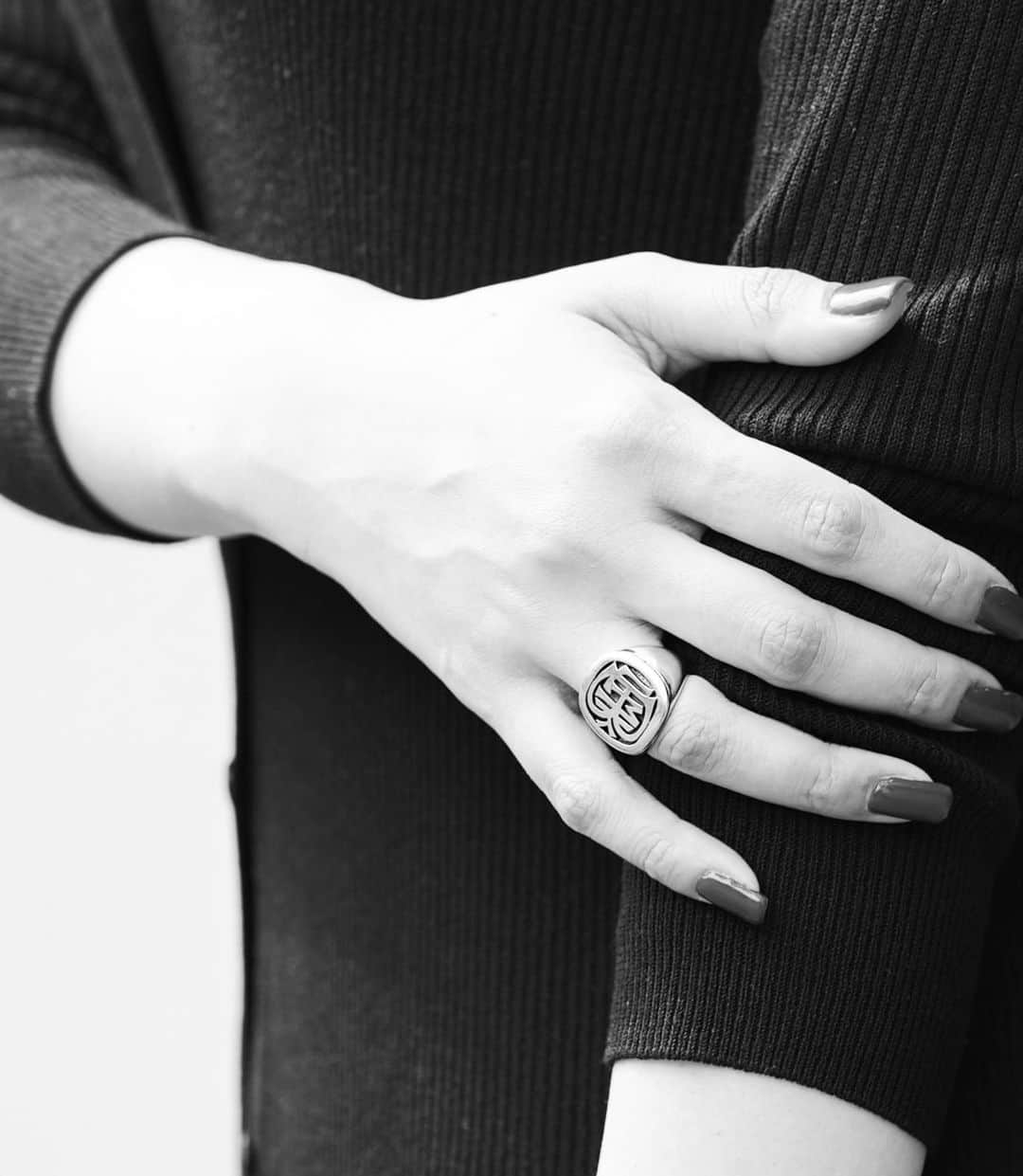 ハムのインスタグラム：「hum阪急うめだ本店にて第3回 【Signet Ring bespoke order fair】 を開催いたします。  イベントでは、お好みのリングデザインをお選びいただき、お好きなアルファベット3～4文字を組み合わせて、お客様お一人お一人に合わせてオリジナルの紋章をお作りいたします。  今回も職人が1本ずつハンドメイドでお作りいたしますので、生産数は15本限定とさせていただきます。  また、期間中には、デザイナー・稲沼、職人・高野の来店日もございます。 デザイナーや職人と相談しながらご自身だけのシグネットリングをオーダーしたい！という方はこの機会をお見逃しなく。  皆様のご予約・ご来店を心よりお待ち申し上げております。     ----------------------------------------  Signet Ring bespoke order fair  場所：  　hum 阪急うめだ本店  日時：  　8月23日（水）～8月29日（火）  　10：00～20：00 　※先着15名限定／完全予約制  　職人高野 来店日・・・・・8月23日（水）・24日（木） 　デザイナー稲沼 来店日・・8月26日（土）・27日（日）  予約方法・お問い合わせ先： 　7月27日（木）12:30～ 　hum阪急うめだ本店へお電話もしくは直接ご来店ください。 　TEL 06-6313-1276　 　※ご予約の際は、ご希望のアルファベット（大文字/3～4文字）をお伝え下さい。 　※15名を超える予約はキャンセル待ち扱いとさせていただきます。」