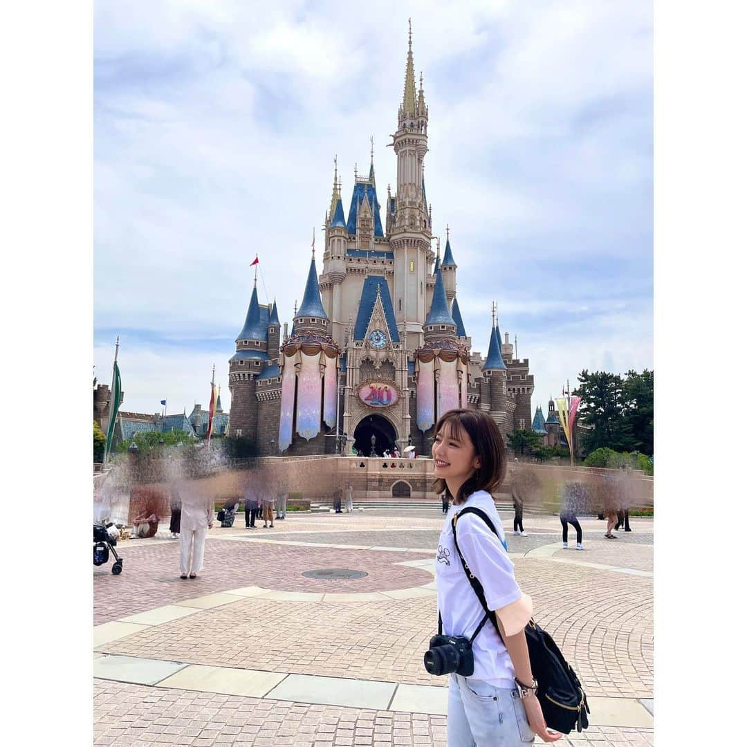 真野恵里菜さんのインスタグラム写真 - (真野恵里菜Instagram)「先月行ったディズニーの写真🏰 . . 初めてシルエットスタジオに行って ミニーちゃんのスタジオにも初めて行けて 40周年のパレードも見れて アトラクションもいろいろ乗れたー！ そして初めてのミラコスタ！！🤍 食べてみたかったミッキープレート食べました😋 . . 40周年行けて嬉しかった〜！！✨ #ディズニー  #ディズニーランド #disneyland  #ミラコスタ #楽しかった」7月24日 21時05分 - erinamano_official