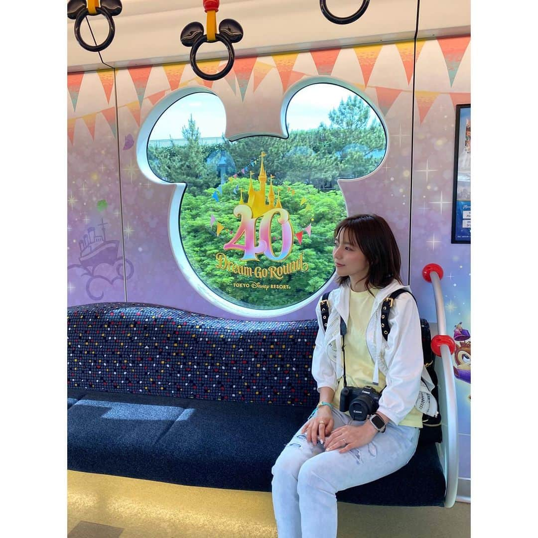 真野恵里菜さんのインスタグラム写真 - (真野恵里菜Instagram)「先月行ったディズニーの写真🏰 . . 初めてシルエットスタジオに行って ミニーちゃんのスタジオにも初めて行けて 40周年のパレードも見れて アトラクションもいろいろ乗れたー！ そして初めてのミラコスタ！！🤍 食べてみたかったミッキープレート食べました😋 . . 40周年行けて嬉しかった〜！！✨ #ディズニー  #ディズニーランド #disneyland  #ミラコスタ #楽しかった」7月24日 21時05分 - erinamano_official