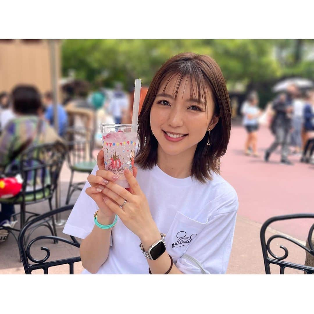 真野恵里菜さんのインスタグラム写真 - (真野恵里菜Instagram)「先月行ったディズニーの写真🏰 . . 初めてシルエットスタジオに行って ミニーちゃんのスタジオにも初めて行けて 40周年のパレードも見れて アトラクションもいろいろ乗れたー！ そして初めてのミラコスタ！！🤍 食べてみたかったミッキープレート食べました😋 . . 40周年行けて嬉しかった〜！！✨ #ディズニー  #ディズニーランド #disneyland  #ミラコスタ #楽しかった」7月24日 21時05分 - erinamano_official