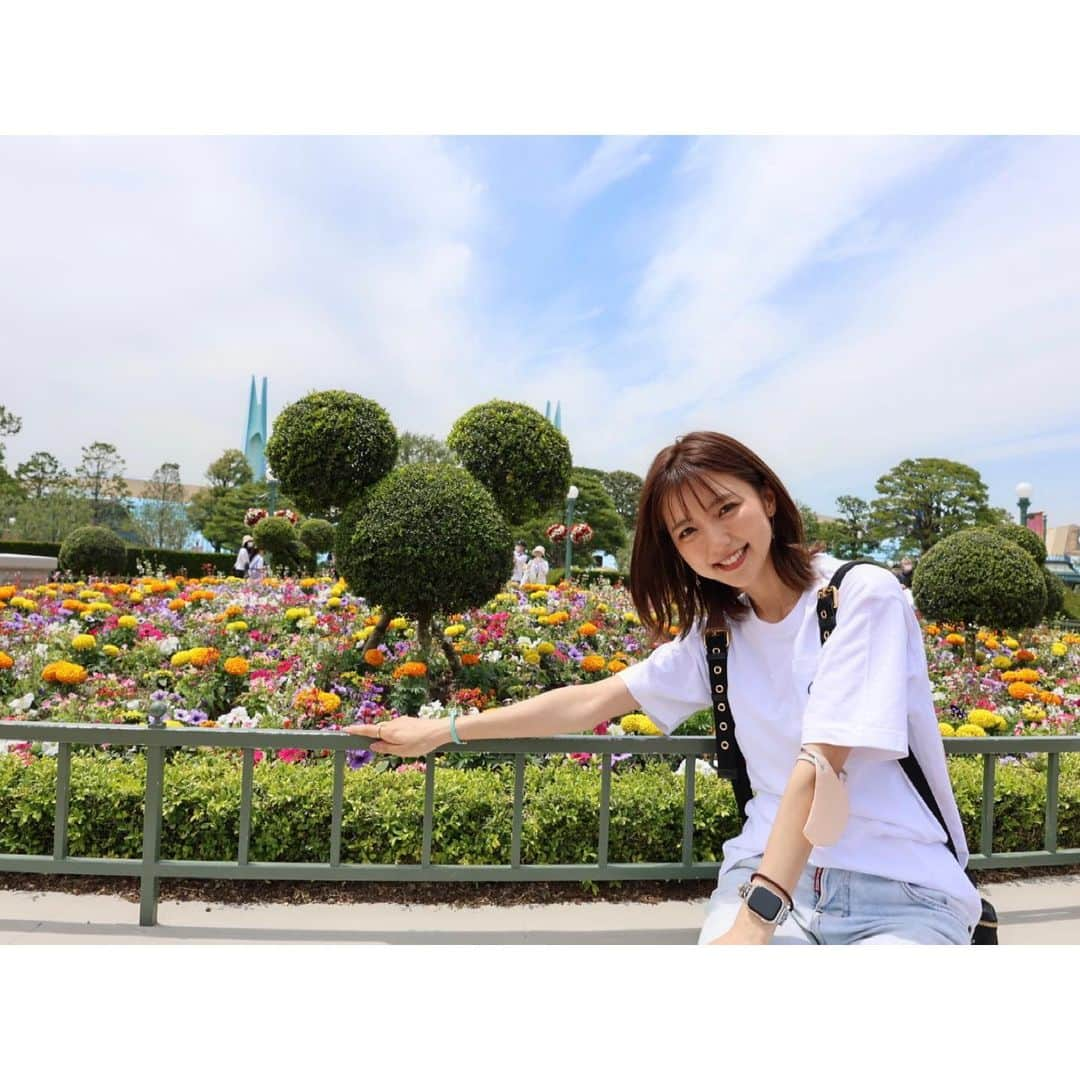 真野恵里菜さんのインスタグラム写真 - (真野恵里菜Instagram)「先月行ったディズニーの写真🏰 . . 初めてシルエットスタジオに行って ミニーちゃんのスタジオにも初めて行けて 40周年のパレードも見れて アトラクションもいろいろ乗れたー！ そして初めてのミラコスタ！！🤍 食べてみたかったミッキープレート食べました😋 . . 40周年行けて嬉しかった〜！！✨ #ディズニー  #ディズニーランド #disneyland  #ミラコスタ #楽しかった」7月24日 21時05分 - erinamano_official