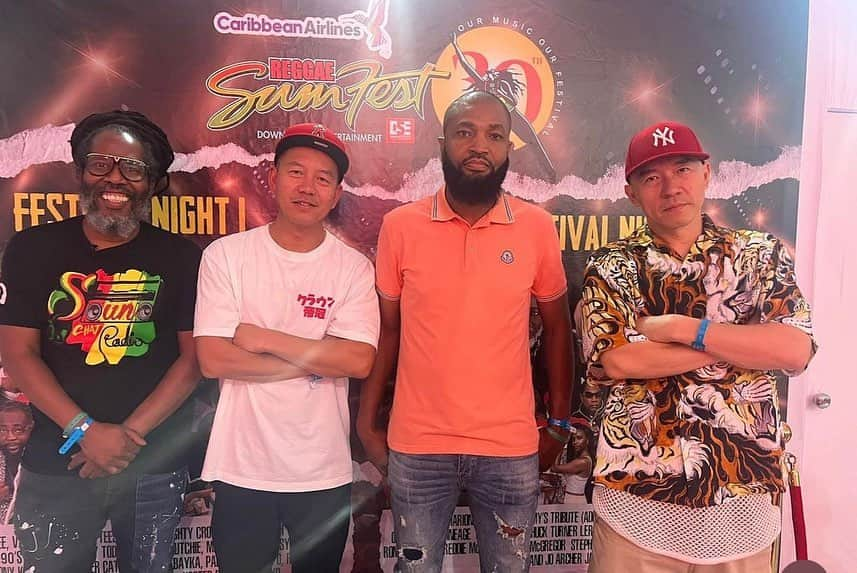 mastasimonさんのインスタグラム写真 - (mastasimonInstagram)「Last performance in Jamaica 🇯🇲  Reggae Sumfest Dancehall Night   We didn’t get no media coverage 😂 but we brought pure energy to the crowd 🔥🔥🔥   クルーズ終わった日にNY飛んで翌日 ジャマイカ最大のレゲエサンフェスのダンスホールナイト唯一サウンドで出演  かなり会場に火を付けたと思う。 ぶち上げてもメディアには載せない のがサウンドなのか日本人だからなのかこれがジャマイカだな😂😂😂  ダンスホールレゲエはジャマイカで生まれた音楽で活動休止の年にここに立てたのは嬉しい  32年前サウンドやり始めた時は本場を色物扱いじゃなくてちゃんと1演者として認めてもらう事は想像もしてなかったけどやれたかな。  この音楽に人生かけてきた事は誇れる  まだまだ俺らのストーリーは続くよ Mighty Crown Forever   #mightycrown #reggaesumfest  #soundsystemculture」7月24日 21時06分 - mastasimon