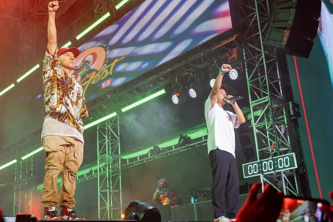 mastasimonのインスタグラム：「Last performance in Jamaica 🇯🇲  Reggae Sumfest Dancehall Night   We didn’t get no media coverage 😂 but we brought pure energy to the crowd 🔥🔥🔥   クルーズ終わった日にNY飛んで翌日 ジャマイカ最大のレゲエサンフェスのダンスホールナイト唯一サウンドで出演  かなり会場に火を付けたと思う。 ぶち上げてもメディアには載せない のがサウンドなのか日本人だからなのかこれがジャマイカだな😂😂😂  ダンスホールレゲエはジャマイカで生まれた音楽で活動休止の年にここに立てたのは嬉しい  32年前サウンドやり始めた時は本場を色物扱いじゃなくてちゃんと1演者として認めてもらう事は想像もしてなかったけどやれたかな。  この音楽に人生かけてきた事は誇れる  まだまだ俺らのストーリーは続くよ Mighty Crown Forever   #mightycrown #reggaesumfest  #soundsystemculture」