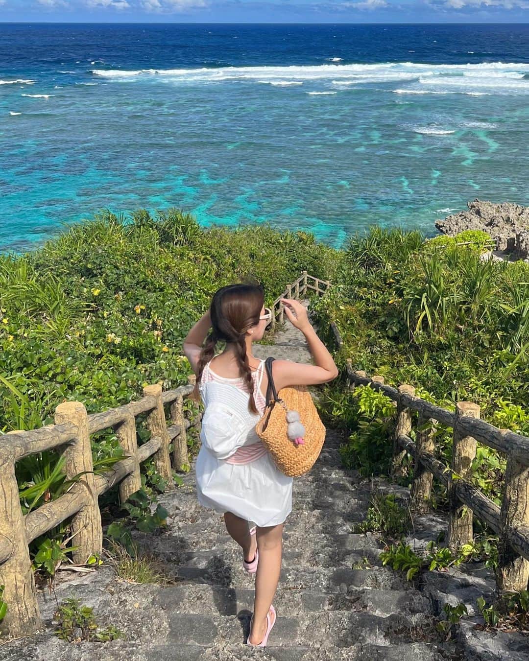 岡元優香のインスタグラム：「.  イムギャーマリンガーデン🏝 ここの階段から降る景色が素敵でした💕💕  #イムギャーマリンガーデン  #イムギャー」