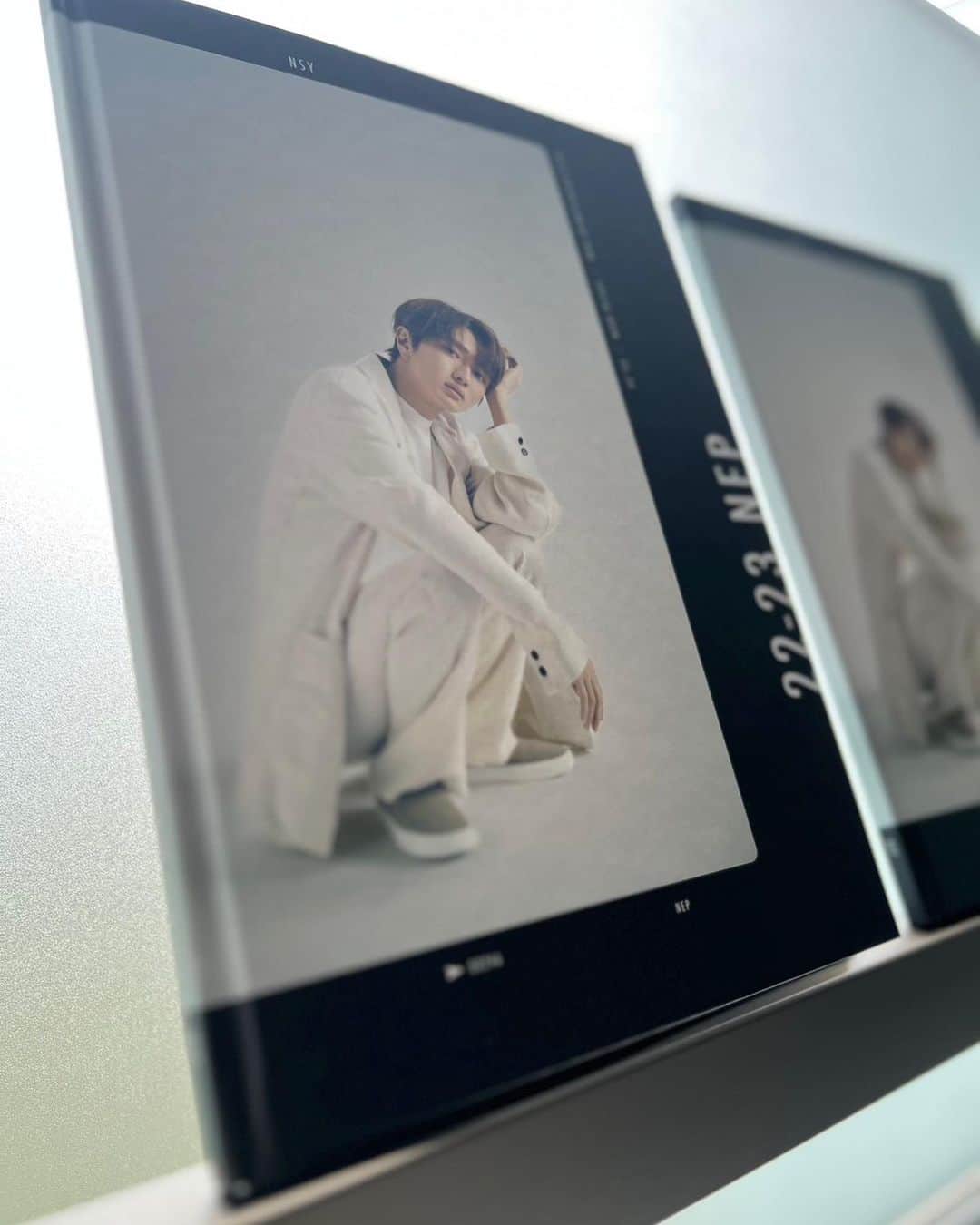 西島隆弘（Nissy）のインスタグラム：「今回、NEP会員の皆さんにお届けしました会報誌。 Nissy Entertainmentの世界を 絵本のような感覚で楽しんで欲しいという思いでNEP初の会報誌を制作しました。  重厚感を感じていただけるようにハードカバーにしたり、 中の紙素材も、普通のマット紙を使うのではなく、傷が目立ちにくく、写真の発色が良い紙をセレクトしたり、 ページをめくる時に、手触りも感じて欲しかった為、ざらつきのある紙を選びました。 さらに、180°本を広げても 表紙、背表紙、ページに跡が残らない仕様にしました。  この想いがNEP会員の皆さんに届いてくれたら嬉しいです。」