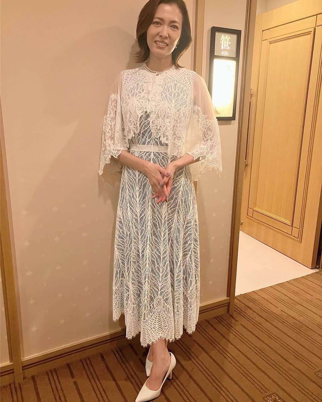安蘭けいさんのインスタグラム写真 - (安蘭けいInstagram)「今日は『ラグタイム』の制作発表でした♪ 作品の素晴らしさ、ちゃんと伝えられたかな☺️  この3人揃ってミュージカルするのが初めてだなんて信じられないくらい、なかなかのコンビネーション👍 と、今日のトークで私は思いました😊 作品はシリアスだけど、笑いの絶えない楽しい稽古場で素晴らしい作品ができそうです✨✨✨  ドレス @tadashishoji_japan  アクセサリー @alessandra.doma_jewels @kinoshitapearl  制作発表の詳しい様子はSNSでチェックしてくださいね🎵  #石丸幹二 さん #井上芳雄 くん #藤田俊太郎 さん #安蘭けい  #今日のドレス #レース使いが素敵」7月24日 21時07分 - toko_aran