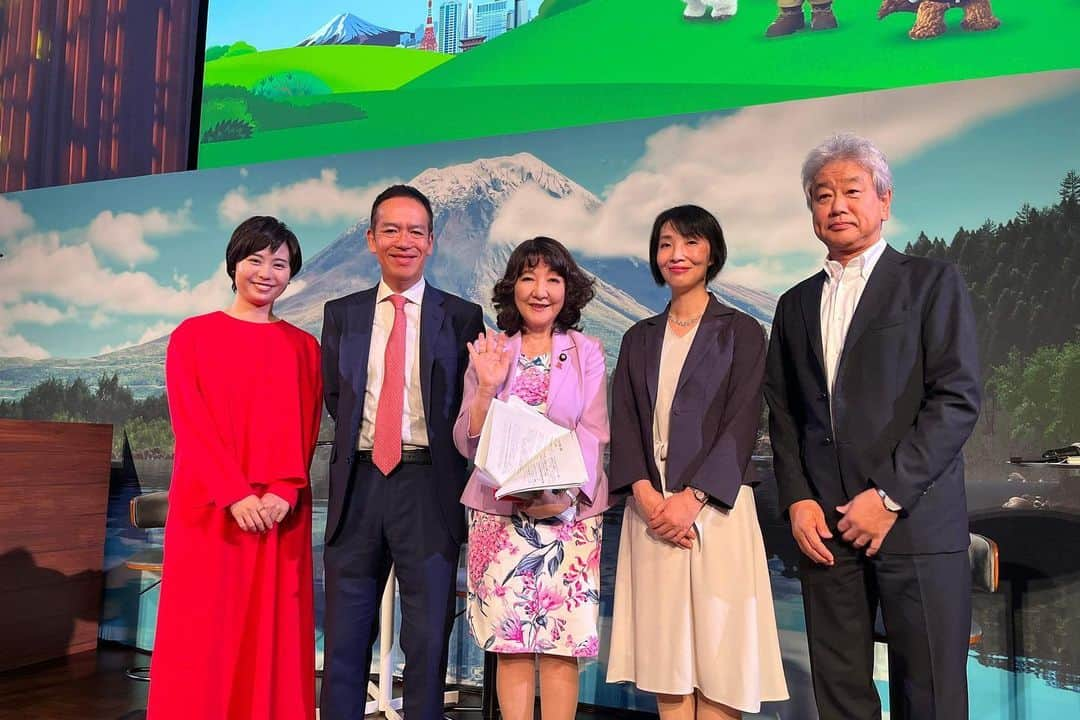 瀧口友里奈さんのインスタグラム写真 - (瀧口友里奈Instagram)「／Salesforce World Tour Tokyoに登壇しました／  二日間でおよそ2万6000人もの方々が集うSalesforceの一大イベント🎉  Day2のオープニングセッションのモデレーターを務めました🎤  テーマは”「マルチモーダル」なAIの普及で変容を迫られる、デジタル人材育成の未来を探る”  生成AIを始めとした革新的なテクノロジーが大きなインパクトをもたらし、私たちの働き方や雇用にも大きな変化が起きるであろうこれからの時代に必要とされる人材について。  どのような人材をどのような方法で、どんなビジョンの元に育成すれば良いのか。 産官学を代表して４名の方にお越しいただきました。  参議院議員　 片山さつきさん  神田外語大学・神田外語学院理事長 佐野 元泰さん  株式会社パソナグループ 執行役員　溝江 由里子さん  セールスフォース・ジャパン 副社長 古森 茂幹さん  こと人材に関しては、産官学の横の連携が重要です。 正解のない時代。とにかく動き出すことが大切ですね。 （自分への戒めとしても✍️）  実は学生時代に、クイズ番組の「東大チーム」でご一緒させていただいたことのある片山さつきさん。　  終了後に「東大女子会しましょうね〜」とお声がけくださり、気さくさに驚きましたが、どんな女子会になるのか今から楽しみです（笑）」7月24日 21時10分 - yurinatakiguchi