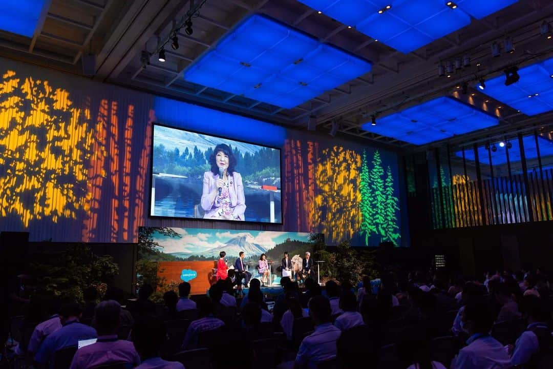 瀧口友里奈さんのインスタグラム写真 - (瀧口友里奈Instagram)「／Salesforce World Tour Tokyoに登壇しました／  二日間でおよそ2万6000人もの方々が集うSalesforceの一大イベント🎉  Day2のオープニングセッションのモデレーターを務めました🎤  テーマは”「マルチモーダル」なAIの普及で変容を迫られる、デジタル人材育成の未来を探る”  生成AIを始めとした革新的なテクノロジーが大きなインパクトをもたらし、私たちの働き方や雇用にも大きな変化が起きるであろうこれからの時代に必要とされる人材について。  どのような人材をどのような方法で、どんなビジョンの元に育成すれば良いのか。 産官学を代表して４名の方にお越しいただきました。  参議院議員　 片山さつきさん  神田外語大学・神田外語学院理事長 佐野 元泰さん  株式会社パソナグループ 執行役員　溝江 由里子さん  セールスフォース・ジャパン 副社長 古森 茂幹さん  こと人材に関しては、産官学の横の連携が重要です。 正解のない時代。とにかく動き出すことが大切ですね。 （自分への戒めとしても✍️）  実は学生時代に、クイズ番組の「東大チーム」でご一緒させていただいたことのある片山さつきさん。　  終了後に「東大女子会しましょうね〜」とお声がけくださり、気さくさに驚きましたが、どんな女子会になるのか今から楽しみです（笑）」7月24日 21時10分 - yurinatakiguchi