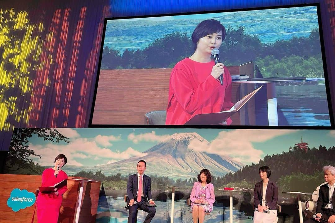 瀧口友里奈さんのインスタグラム写真 - (瀧口友里奈Instagram)「／Salesforce World Tour Tokyoに登壇しました／  二日間でおよそ2万6000人もの方々が集うSalesforceの一大イベント🎉  Day2のオープニングセッションのモデレーターを務めました🎤  テーマは”「マルチモーダル」なAIの普及で変容を迫られる、デジタル人材育成の未来を探る”  生成AIを始めとした革新的なテクノロジーが大きなインパクトをもたらし、私たちの働き方や雇用にも大きな変化が起きるであろうこれからの時代に必要とされる人材について。  どのような人材をどのような方法で、どんなビジョンの元に育成すれば良いのか。 産官学を代表して４名の方にお越しいただきました。  参議院議員　 片山さつきさん  神田外語大学・神田外語学院理事長 佐野 元泰さん  株式会社パソナグループ 執行役員　溝江 由里子さん  セールスフォース・ジャパン 副社長 古森 茂幹さん  こと人材に関しては、産官学の横の連携が重要です。 正解のない時代。とにかく動き出すことが大切ですね。 （自分への戒めとしても✍️）  実は学生時代に、クイズ番組の「東大チーム」でご一緒させていただいたことのある片山さつきさん。　  終了後に「東大女子会しましょうね〜」とお声がけくださり、気さくさに驚きましたが、どんな女子会になるのか今から楽しみです（笑）」7月24日 21時10分 - yurinatakiguchi