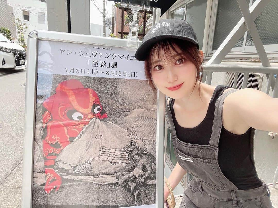 小越しほみさんのインスタグラム写真 - (小越しほみInstagram)「この間ヤン・シュヴァンクマイエルの 怪談展見てきたよ🪞  不思議の国のアリスの実写映画で知ったシュバンクマイエル 不気味で悪夢みたいな独特なセンスが好きなんだけど 恵比寿で展示してたから観に行ってみた🌝  よくある日本の妖怪画とは表現が全然違って面白かった！  本当は怖いグリム童話とかジブリの都市伝説とか村の話とか おばけとかじゃない怖さがなんかすきなんだよね…わかる？  . . . . . . .  #librairie6 #gallerylibrairie6 #gallery #ギャラリー #ヤンシュヴァンクマイエル #ヤンシュバンクマイエル #art #アート #展示 #恵比寿 #妖怪 #怪談 #絵 #コラージュ #コラージュアート #シュルレアリスム #美術 #美術館 #美術館巡り #アート好き #カジュアルコーデ #カジュアルファッション #カジュアル #japanesegirl #恵比寿ギャラリー #ブラックコーデ #モノトーンコーデ #キャップ女子 #キャップ #キャップコーデ」7月24日 21時11分 - shihomi1129