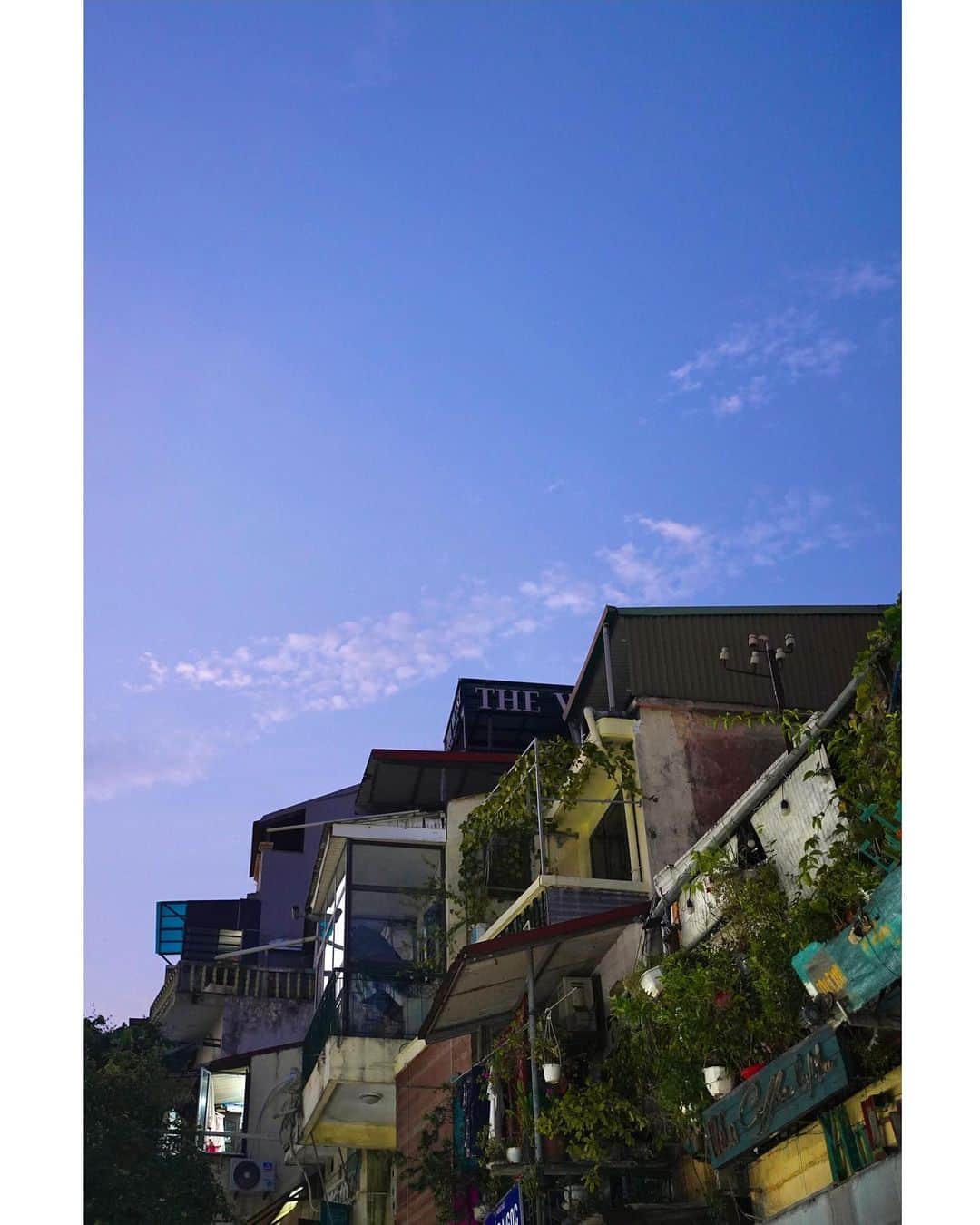 斎藤ちはるさんのインスタグラム写真 - (斎藤ちはるInstagram)「ベトナムの夕暮れ時が、わたしは好きでした☺️ . 昼間より少し涼しくて、空も綺麗で、 ナイトマーケットがこれから始まるっていうワクワク感もどこかにあって。 . . #カメラ が #大活躍 でした #旅 には #必須アイテム #ちなみに #3枚目 #汗 で #メイク はほぼ #落ちています #chihashot . . #斎藤ちはる#テレビ朝日アナウンサー#テレビ朝日#テレ朝#アナウンサー#ベトナム#ハノイ#ベトナム旅行#ハノイ旅行#たび#旅スタグラム#ミラーレス#ミラーレス一眼#ミラーレス一眼カメラ#ミラーレスカメラ」7月24日 21時12分 - chiharu_saito_ex