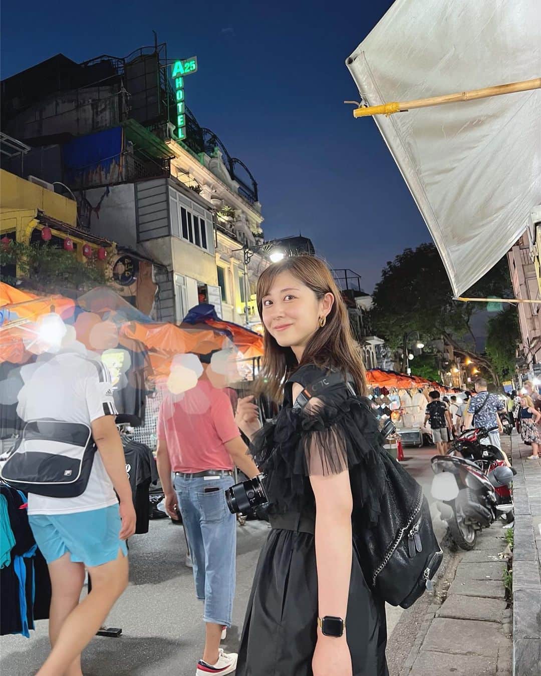 斎藤ちはるさんのインスタグラム写真 - (斎藤ちはるInstagram)「ベトナムの夕暮れ時が、わたしは好きでした☺️ . 昼間より少し涼しくて、空も綺麗で、 ナイトマーケットがこれから始まるっていうワクワク感もどこかにあって。 . . #カメラ が #大活躍 でした #旅 には #必須アイテム #ちなみに #3枚目 #汗 で #メイク はほぼ #落ちています #chihashot . . #斎藤ちはる#テレビ朝日アナウンサー#テレビ朝日#テレ朝#アナウンサー#ベトナム#ハノイ#ベトナム旅行#ハノイ旅行#たび#旅スタグラム#ミラーレス#ミラーレス一眼#ミラーレス一眼カメラ#ミラーレスカメラ」7月24日 21時12分 - chiharu_saito_ex