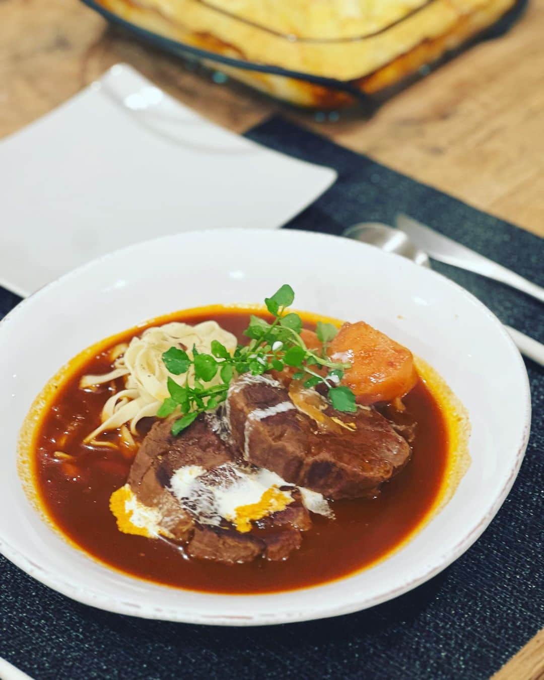 神崎恵のインスタグラム：「・ 今夜はビーフシチュー。 もう少し煮込みたかったけれど、 1時間で完了。 ブロッコリーなかったから、ちょぴっと残っていたクレソンのせ。  3.４枚目、ごはんと化粧品の並びはどうかと思いつつも。 心潤うものつながりということで。 DRIES VAN NOTENのリップ。 美しや。  今日も一日お疲れさまでした！」