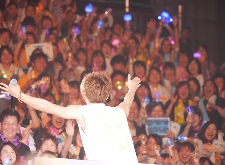 與真司郎のインスタグラム：「I had the chance to spend some alone time.  I took the time to look back on some photos from past shows.  I’m feeling nostalgic and grateful for everyone!  Just wanted to thank everyone for all their support 😭🙏  1人の時間が少しできたので、 ふと、前のLiveの写真を見返してました。  懐かしさを感じるとともに、  本当に沢山の人に応援してもらえてるんだなと、  改めて全ての人に感謝です😭🙏」