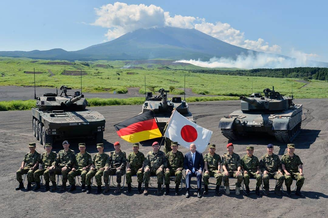 陸上自衛隊さんのインスタグラム写真 - (陸上自衛隊Instagram)「７月２４日（月）～２６日（水）の間、陸上自衛隊はマイス独陸軍総監を公式招待しています。独陸軍総監の公式招待は１０年ぶりとなります。初日となる２４日（月）は、森下陸幕長と共に陸上自衛隊富士学校を訪問し、概況説明、装備展示、実弾射撃展示及び１０式戦車・１６式機動戦闘車試乗を行い、陸上自衛隊の骨幹となる機甲部隊を始めとした戦闘職種の概要について理解していただきました。今後、諸職種協同の分野においても、日独陸軍種間の協力を推進していきます。🇩🇪🇯🇵 #TalismanSabre2023 #Bundeswehr #FreeandOpenIndoPacific #FOIP #Heer   From 24th to 26th of July, JGSDF received the official visit of Lieutenant General Mais, Chief of the German Army, for the first invitation in ten years.  On the 24th, the first day of his tour, LTG Mais visited JGSDF Fuji School with GEN MORISHITA, CS of JGSDF, received a briefing, observed equipment and a live-fire demonstration, and experienced a test-ride of aType-10 Tank and Type-16 MCV to understand the outline of our combat arms branches including Armor units, the JGSDF core branch.  The land forces of Japan and Germany will also cooperate in combined arms capability in the future.🇩🇪🇯🇵 #TalismanSabre2023 #Bundeswehr #FreeandOpenIndoPacific #FOIP #Heer   Vom 24. bis 26. Juli erhält die JGSDF den ersten offiziellen Besuch seit zehn Jahren von Generalleutnant Mais, Inspekteur des deutschen Heeres.  Am 24. Juli, dem ersten Tag seines Besuchs, besuchte Generalleutnant Mais zusammen mit Generalmajor Morishita, dem Generalstabschef der JGSDF, die JGSDF-Schule in Fuji. Er erhielt eine Einweisung, besichtigte die Ausrüstung und die Demonstration von Schießübungen und erlebte Testfahrten mit dem Panzer Typ 10 und dem Schützenpanzer Typ 16. Er machte sich dabei ein Bild von den Grundzügen der Kampftruppen einschließlich der Panzereinheiten, dem Kernbereich der JGSDF.  Die Landstreitkräfte Japans und das Heer Deutschlands werden in Zukunft auch im Bereich des Gefechtes der verbundenen Waffen enger zusammenarbeiten.🇩🇪🇯🇵 #TalismanSabre2023 #Bundeswehr #FreeandOpenIndoPacific #FOIP #Heer」7月24日 21時15分 - jgsdf_pr