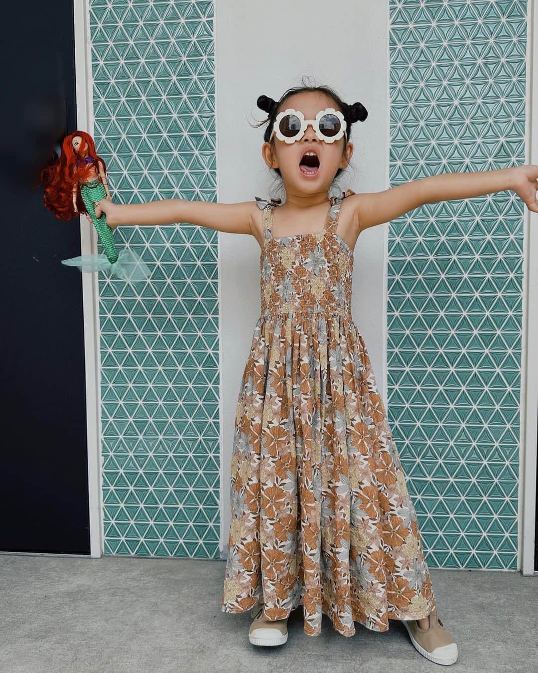 菊井彰子のインスタグラム：「毎日ワンピースが着たい来月４歳のパリピなプリンセス👸👗 アリエルの持ち方よ😂笑  #ryleeandcru  #cientashoes  #3歳女の子　 #3歳10ヶ月女の子  #3yearsold  #3y10m  #女の子のお洋服  #3歳お洋服」