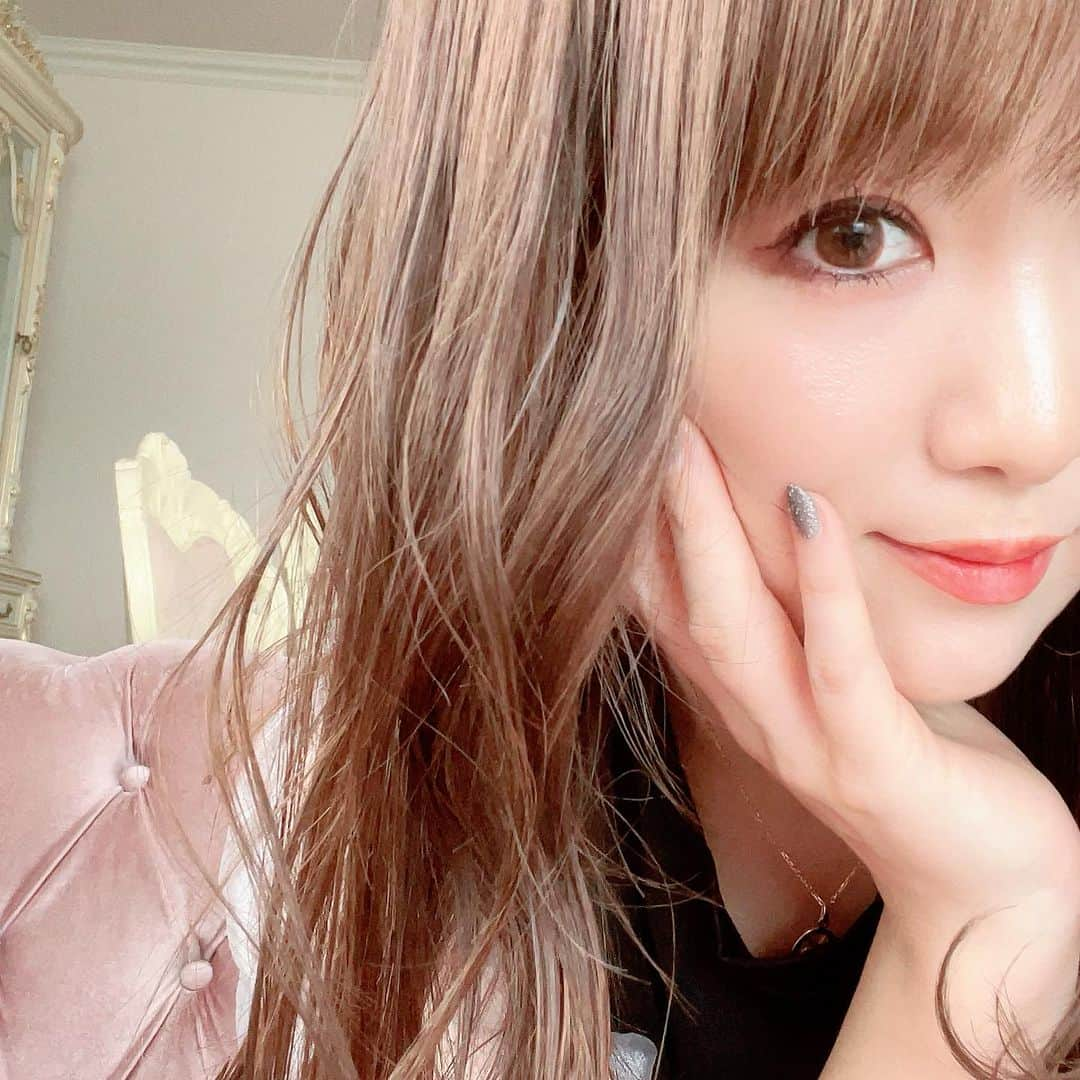 中島彩のインスタグラム：「美容院day♡ 久しぶりに5cmほどカットして、透明感あるベージュカラーに仕上げてもらいました😍💕 @atelier.kobe  息子たちもそれぞれすっきりさっぱりかっこよく仕上げてもらいました😍✨ 息子たちのヘアースタイルは @miggy_migita 頼り🥺✨ ノーセットでも帽子かぶってもかっこいいスタイルに仕上げてくらてるので、 #小学生男子　ありがたいー😍  #美容院帰り  #ベージュ系カラー  #男の子ヘア #男の子ママ  #美容院行ってきた」