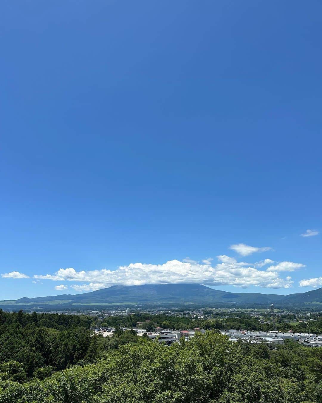 のインスタグラム：「* いつかの富士山。 たぶん富士山。 写真からも暑さが伝わってくる…  「なにこのボタン？」と思っていっぱい押したらフォローボタンでした。 一時的にフォローされてしまった方々、ちょいとお邪魔しました🙇‍♀️」