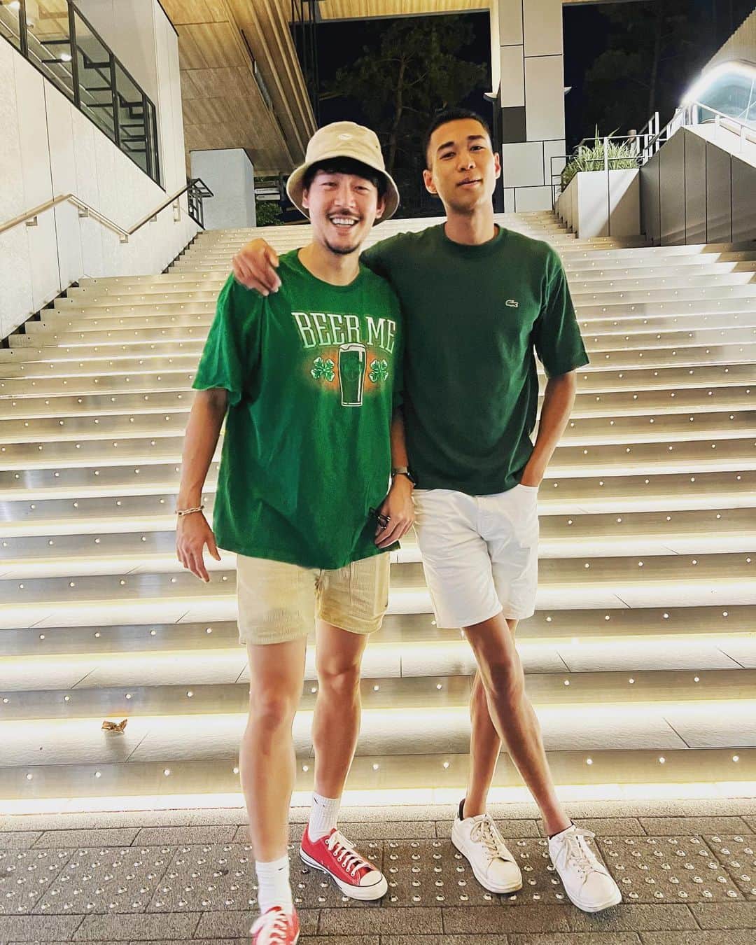 長谷川惠一のインスタグラム：「打合せなしのリンクコーデ😂  この2人で歩くと目立つね🫣  ちなみにこの日のファッションテーマは 『渋谷という都会のジャングルを探検する男』です🐊  一希これからもよろしく🤝  #wellkey #リンクコーデ #モデル」