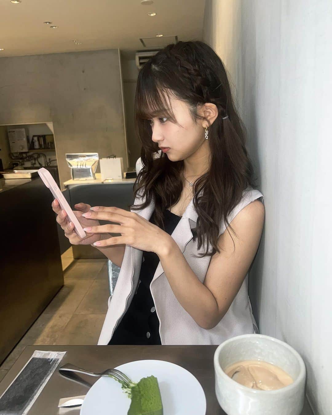 のインスタグラム：「@the_lab_tokyo さんにお姉ちゃんとケーキ食べに行ってきたヨ〜🍰  店内もめちゃくちゃ可愛くて何よりケーキが美味しくて、、、絶対またいく！、♡♡  この日の前に @unelimit_official に行ったんやけど、当日から分かるくらいお肌綺麗になって感動した🥺🥺 続けたらもっと綺麗になるって言われたのでこれからも @unelimit_maika お願いします💓💓」
