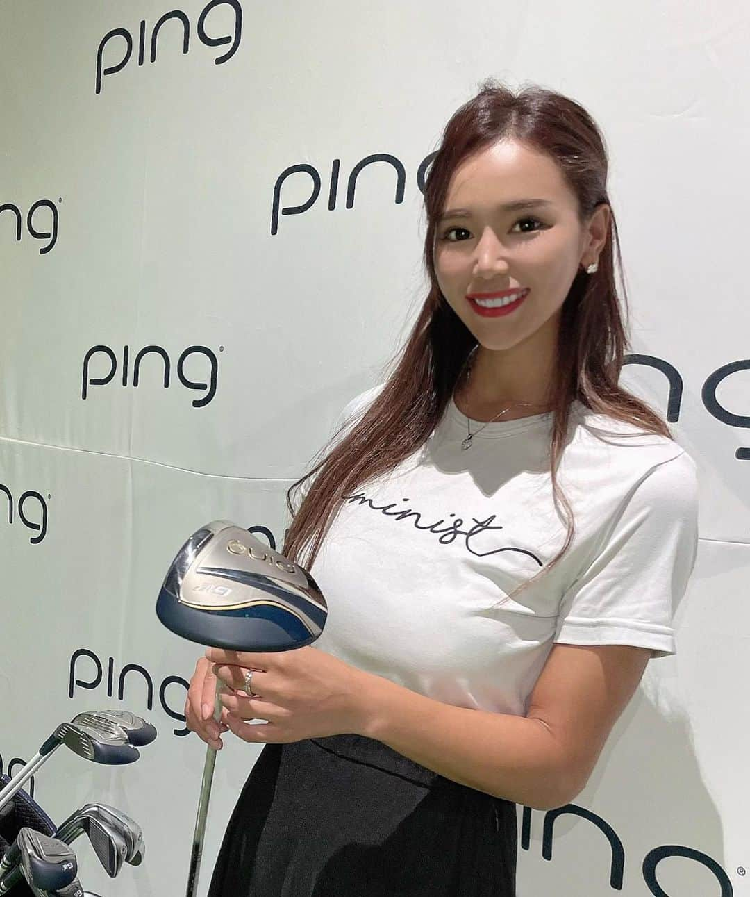 あやののインスタグラム：「先日 @pinggolf_japan の新作発表会にお邪魔させて頂きました❤️  レディースから出たnewline 【ping G le3】😍⛳️  クラブの説明、試打会、契約プロの質問コーナー、プロの生スイング観賞、プロとの撮影会、サイン会、新作ロゴのバイザーなどグッツをみたりとっても楽しい時間でした😊✨  Gle3をうってみた感想はとにかく ・打感が軽い ・楽に飛んでくれる ・ミスの幅が少ない ・なにより音がめっちゃ良き ・ウエッジは抜けがよくて バンカー苦手女子におすすめ！ （pingは１本からでも買えるので 是非試打してみて欲しいな！）  なんにしてもゴルフを 楽に楽しくしてくれる事 間違いないです😍🫰 わたしはゴルフ初めて1年半目から ピンの愛用者なので全力で 女子にはピンと思ってますが 今回はやばすぎてうまい子が 増えちゃいそうなので黙っておきたいと 思っちゃたのが正直な感想ww  デザインもすごくオシャレで かっこいいにも可愛いにもなれる。 万人に愛されそうなデザインでした！✨  クラブ買い替え悩んでる人も そうで無い人も、機会があったら 是非試打してみてくださいね♪  #golf#golfswing #golfgirls  #ゴルフ#ゴルフ女子 #pinggle3#新作発表会 #ピンゴルフ#らく飛び#ping #gle3」