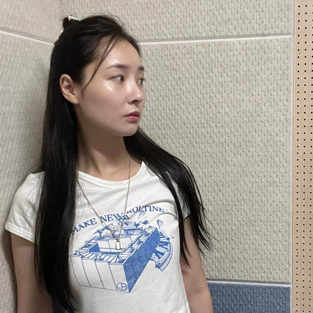 のインスタグラム：「감정기복이 심해지는 장소^^ 🎧🎶 🎤   #IDWS#idontwannasell」