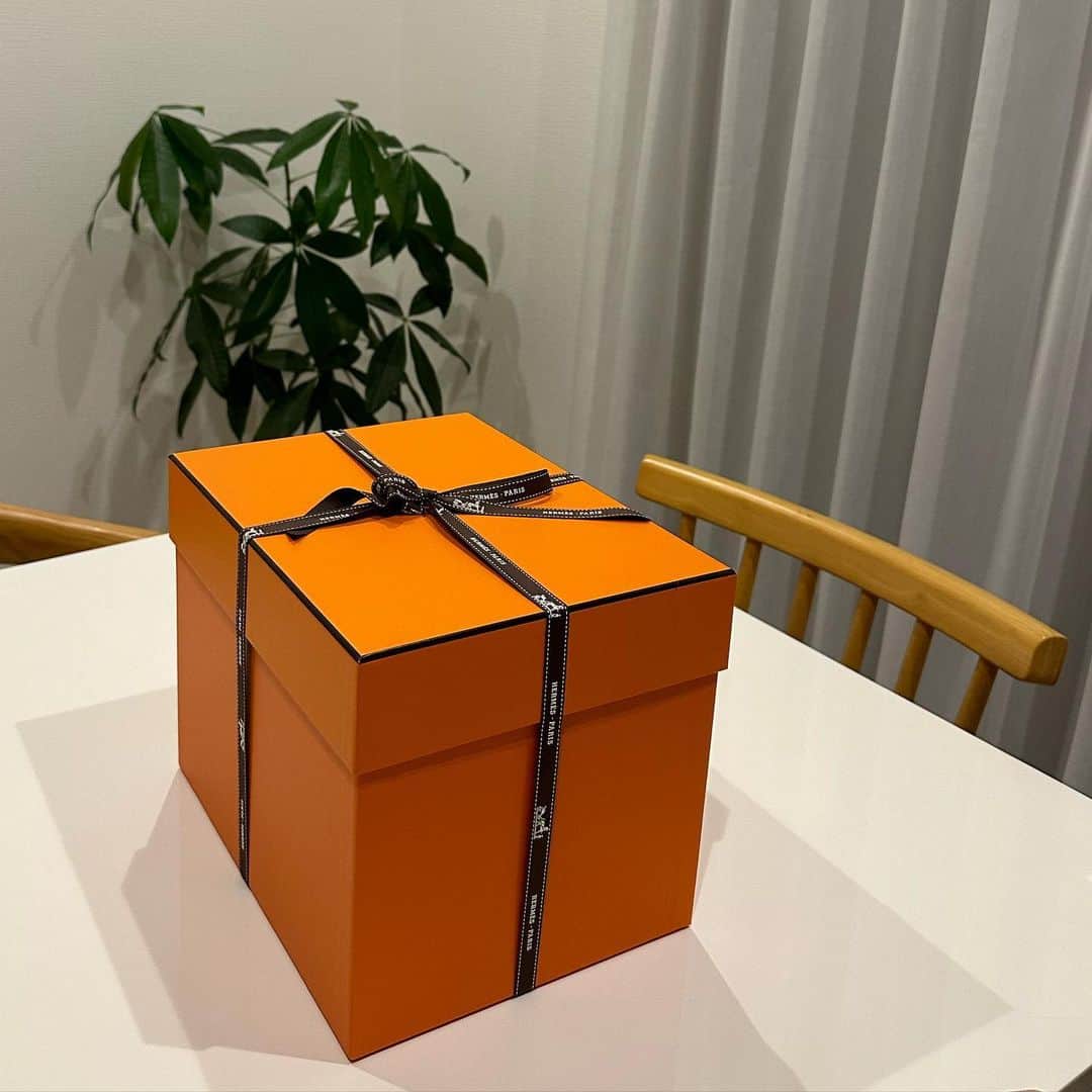 鈴木あやさんのインスタグラム写真 - (鈴木あやInstagram)「憧れのオレンジボックス…🧡🎁 👶産まれた記念と毎日育児頑張ってくれてるからって速人くんから🥲💓 @hayato_terashima   夢にまでみた憧れのHERMES🐴 まだこれを持てるような女性じゃない気もしちゃうけど、持っても恥ずかしくないような女性であり母で在れるよう。  一生の宝物にします。🧡  (中身はまた後日…🫢💖笑)」7月24日 21時21分 - techitechiaya