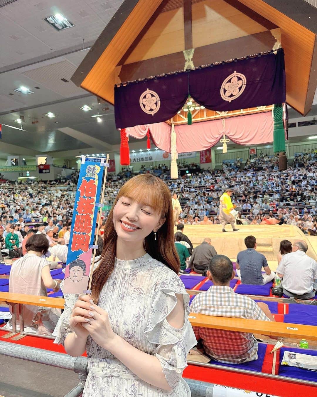 山根千佳のインスタグラム：「. . 大相撲名古屋場所が幕を閉じました🌼  豊昇龍関、初優勝おめでとうございます🏆  そして大関昇進も確実に！！ 本当に本当におめでとうございます！！  本割の取組も決定戦の取組も、 凄まじい集中力と足腰の良さと 立合いのセンスが光っていました！！！  取組後に花道で嬉し涙を流す姿、 にこにこ笑顔だった優勝インタビュー、 とっても印象に残っています☺️  叔父さんの朝青龍関も喜んでいるかな〜！  そして優勝決定戦まで進んだ実力者、北勝富士関！ 新入幕19歳で場所を盛り上げた令和の怪物、伯桜鵬関！ 序盤から覚醒していてとっても頼もしかった錦木関！ プレッシャーの中で戦った大関を目指す3関脇！！ 全員勝ち越した新入幕トリオの快進撃！！ 途中出場の霧島関、朝乃山関のプライドと責任感！！  三賞授賞式での名古屋場所のヒーローたちの 背中はとってもかっこよかったです！！！  こんなに毎日ハラハラドキドキして、 どんな展開になるかわからなかった場所は 久しぶりだったので楽しすぎました🔥  私は鳥取県出身なので同郷の 伯桜鵬関のミニ幟を買って応援しました🔥  今後優勝する姿が見れる事を楽しみに また全力で応援しようと思います！！！  皆さん15日間お疲れ様でした🫠 すもロス待ったなしですね〜🤦‍♂️ . .  #大相撲 #名古屋場所 #相撲 #山根千佳」