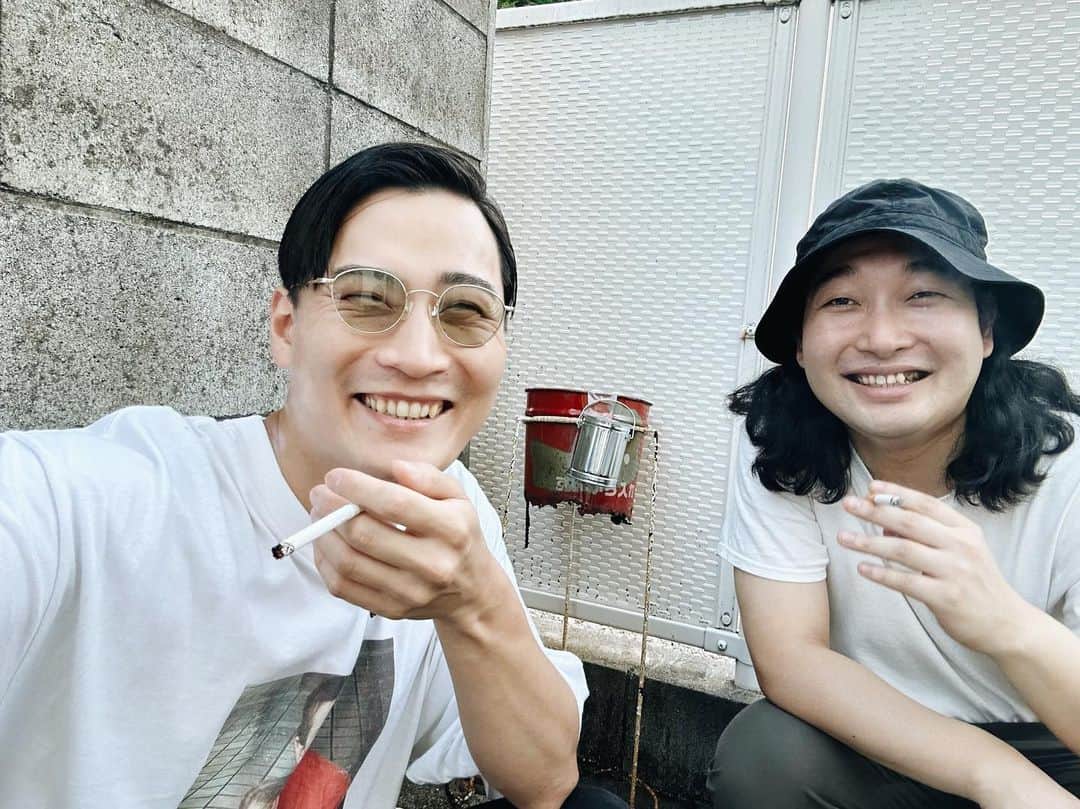 大津広次さんのインスタグラム写真 - (大津広次Instagram)「誕生日。今年は賀屋と。ロケ終わりサプライズでお祝いしてもらいまして、16年で初めてこんな芸能人させてもらいました。んまにありがとうです。#メビ1 #かが屋 #賀屋 #賀屋はスピメン9  #加賀は禁煙成功」7月24日 21時25分 - kitsune_o2