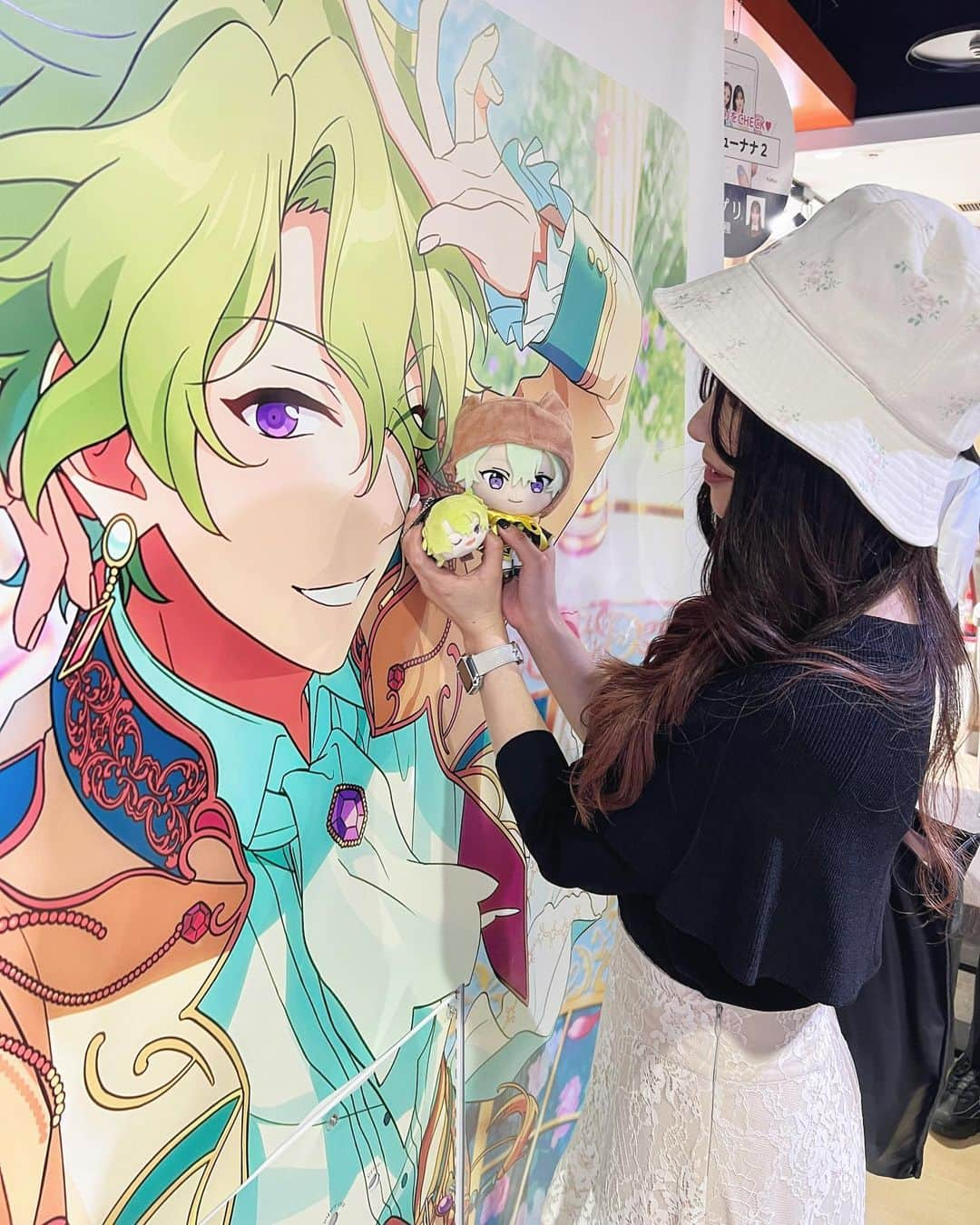 真下華穂のインスタグラム：「今日は推しの誕生日🎂💚  あんさんぶるスターズ‼︎ Edenの巴日和くん☀️ この写真はプリクラとコラボしていて外装にでっかく日和がいる機械の前で撮ってもらったよ📷  太陽みたいに明るくてポジティブで、自由奔放に見えるけどストーリー内で放つ一言に私はよく救われて頑張ろうと思える元気をもらってます🥲  私もみんなに明るい気持ちを届けられる人になりたい☀️  日和くんおめでとう！！！！！  #巴日和誕生祭2023 #推しがいる生活 #あんスタ #巴日和 #ensemblestars」