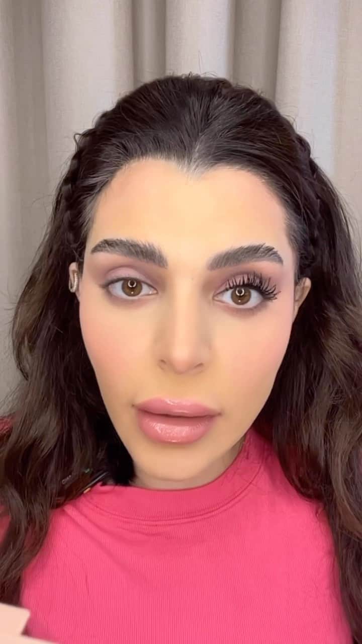 Huda Kattanのインスタグラム：「SOO happy you love it! GORG!!!! @sallysa3eed  WOW YOUR LASHES 🔥🔥🔥#hudabeauty1coatwow」