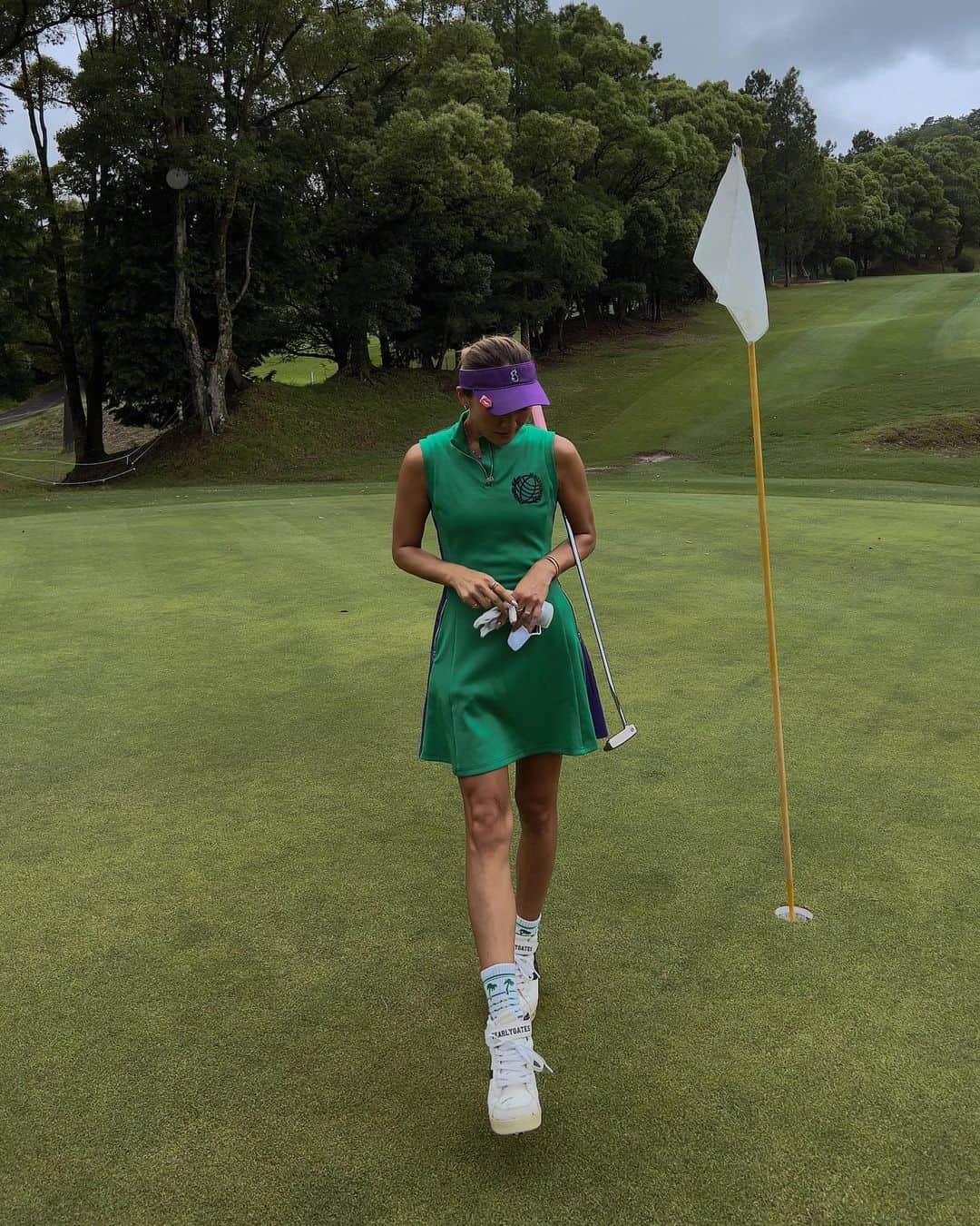 Miwakoのインスタグラム：「💚💜⛳️ ・ いつかのパパとゴルフデート 載せ忘れすぎてた💦笑 ・ パパとの初心を取り戻そう企画 毎月実施中！ ・ 夫婦二人だけの時間を👫 パパはゴルフ好きちゃうけども 私が好きな趣味を共有してくれようとしててありがたいことやと思う♡ ・ 私の夢は週一くらいで家族でラウンドすること⛳️😁 ・ ・ 久しぶりのゴルフには NEW WEAR着ていきました💚 @noelreussir_official  かわいいワンピースタイプ!! ノースリなんよ😍 最高っ!! カラーも可愛すぎやし 機能性動きやすさもgoodでおすすめブランドだよ🏌🏽‍♀️ ・ ・ ・ #golf  #golfswing  #golflife  #golfday  #golfwear  #golfstyle  #golfgirls  #ゴルフ  #ゴルフ  #ゴルフウェア  #ゴルフ場  #ゴルフコーデ  #ゴルフファッション  #ミワママコーデ」