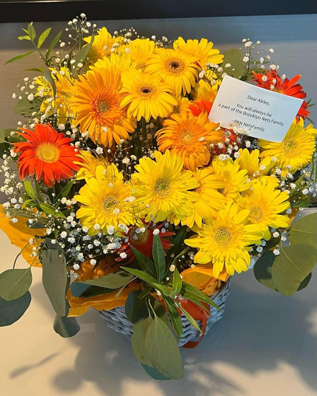 久慈暁子さんのインスタグラム写真 - (久慈暁子Instagram)「* Thank you Nets🏀💐 Whenever I see this flower arrangement,  I remember the sparkling days with all of you.  日本までわざわざ 届けてくれました🌼✨ * #flowerarrangement」7月24日 21時30分 - kuji_akiko