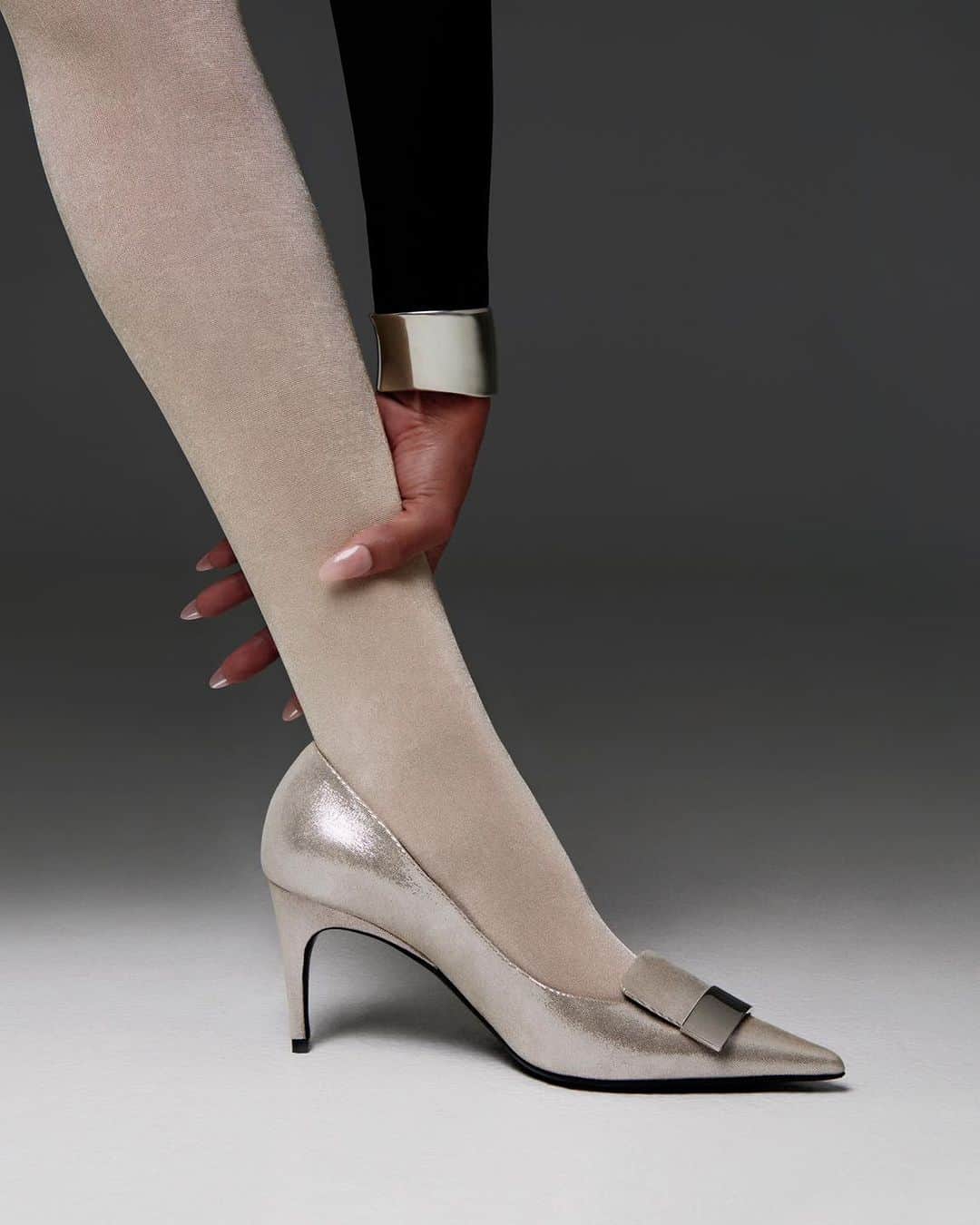 Sergio Rossiのインスタグラム：「The #sr1 pump is an elegant style that can be worn with anything. The silver-colored metal plate represents a fine twist that adds extra shine to the silhouette. Available online and in store.   #SergioRossi」