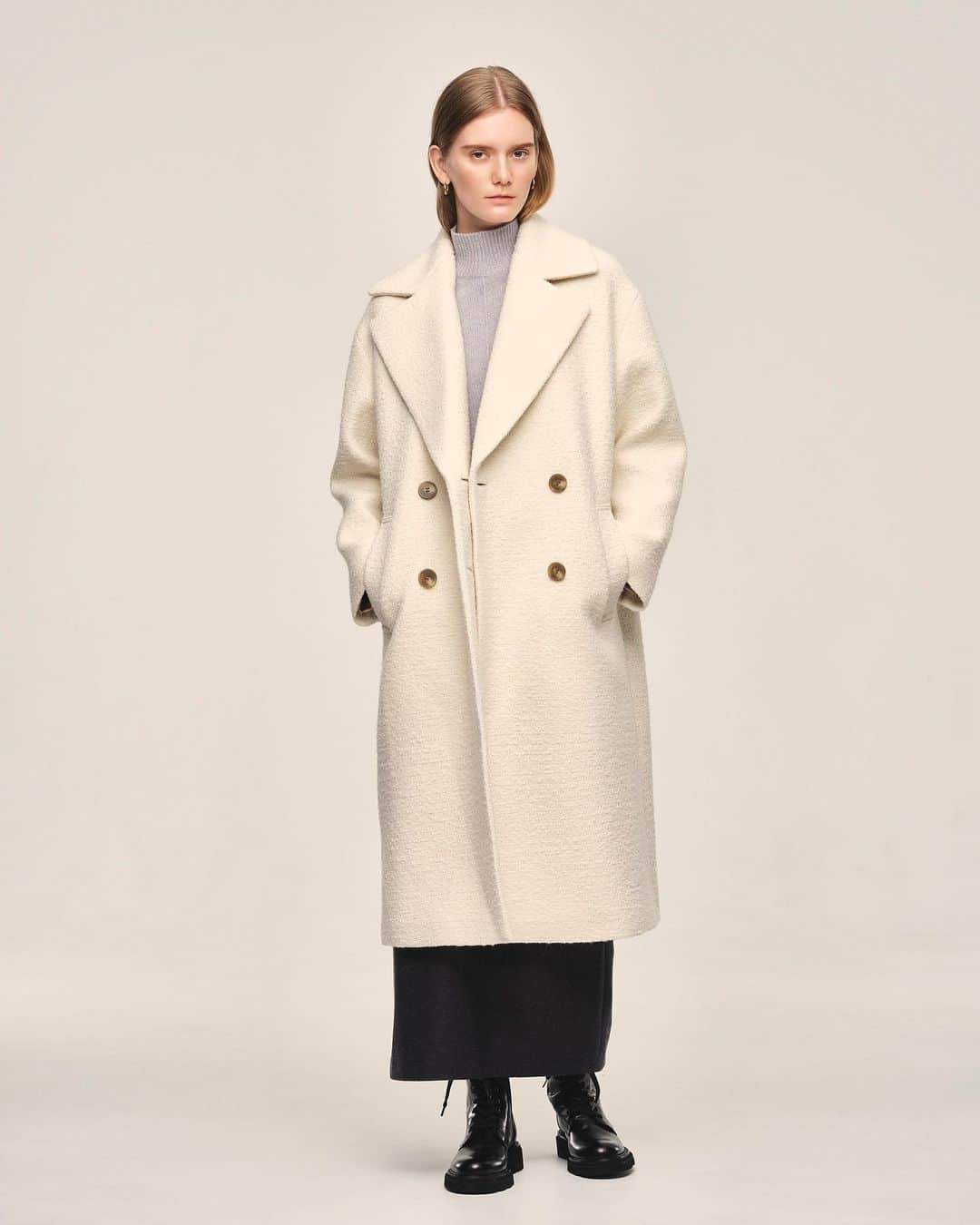 Theory luxe official account.のインスタグラム：「［LOOKBOOK FALL 2023］  COAT：Faro Maryna(10月発売予定) KNIT：Mouline Manon(10月発売予定) SKIRT：Ribble Ellin L(9月発売予定)  #theoryluxe #セオリーリュクス #コート #冬アウター #ニット #デザインニット #ハイネックニット #タイトスカート #ロングスカート」