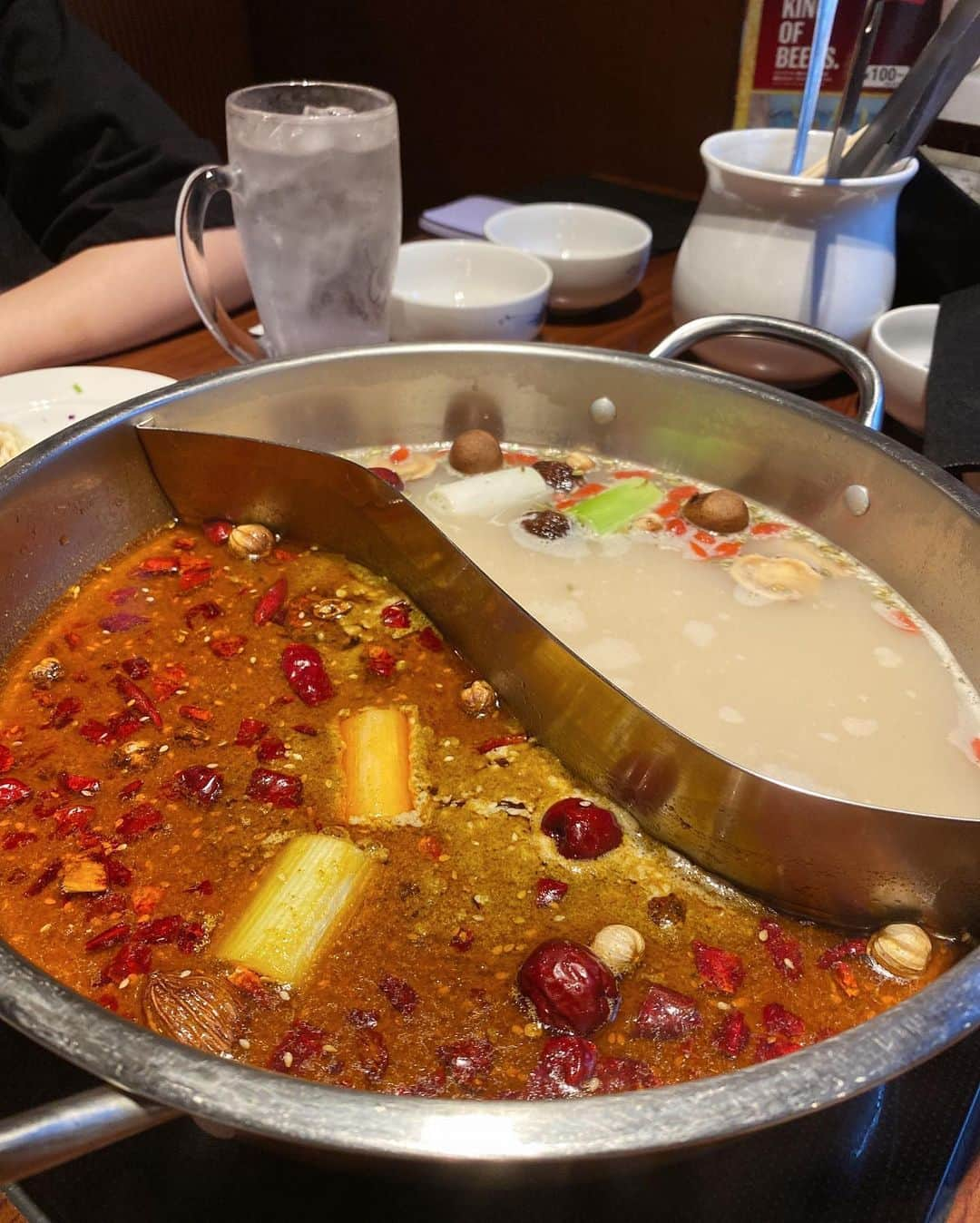 石川マリーさんのインスタグラム写真 - (石川マリーInstagram)「ー東京🗼の思い出ー  東京で食べたものまとめ🫶🏻  ⚫︎#麺通 @mentsu93523  ⚫︎#蒙古タンメン中本 #北極ラーメン  ⚫︎#小肥羊 #火鍋　 ⚫︎#ゴールドラッシュ  ⚫︎#鰻重 ⚫︎Pancit(パンシット) #フィリピン料理  世界で一番大好きなラーメン屋さん 麺通のカラフトらーめん食べれたし❤️ 写真はPancitしかないけれど… Mamaにたくさんフィリピン料理も作ってもらって 東京では毎日たらふく食べて 2kgも太って帰ってきました😝 ． ． ． ． ． ． ． #東京 #東京グルメ #東京ランチ #ラーメン #らーめん #らーめん部 #ラーメン部 #ラーメン女子 #激辛 #激辛ラーメン #激辛グルメ #おいしい #大好き #食べスタグラム #食 #ママ #女の子ママ #ママスタグラム #ママコーデ #ブラックコーデ #ユニクロコーデ #プチプラコーデ」7月24日 21時33分 - marieishikawa