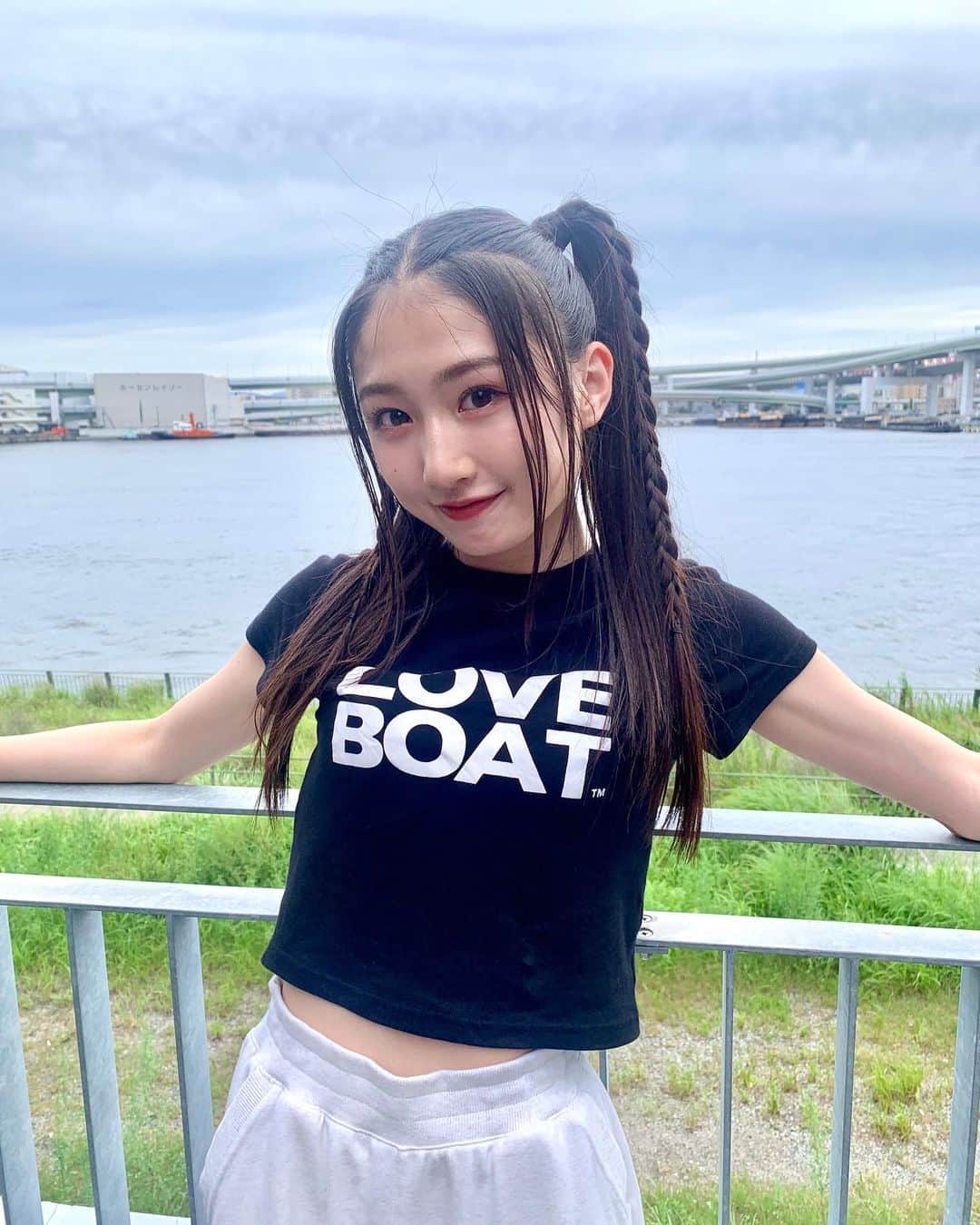 塩月希依音のインスタグラム：「LOVE BOAT🖤  夏はチビTしか！️🌻  #code#コーデ#fashion #ファッション#loveboat #チビT#クロップド丈 #Tシャツ#tシャツコーデ #ヘア#ヘアアレンジ #ツイン#ツインテール#ツインテール女子 #05#05년생 #05line」