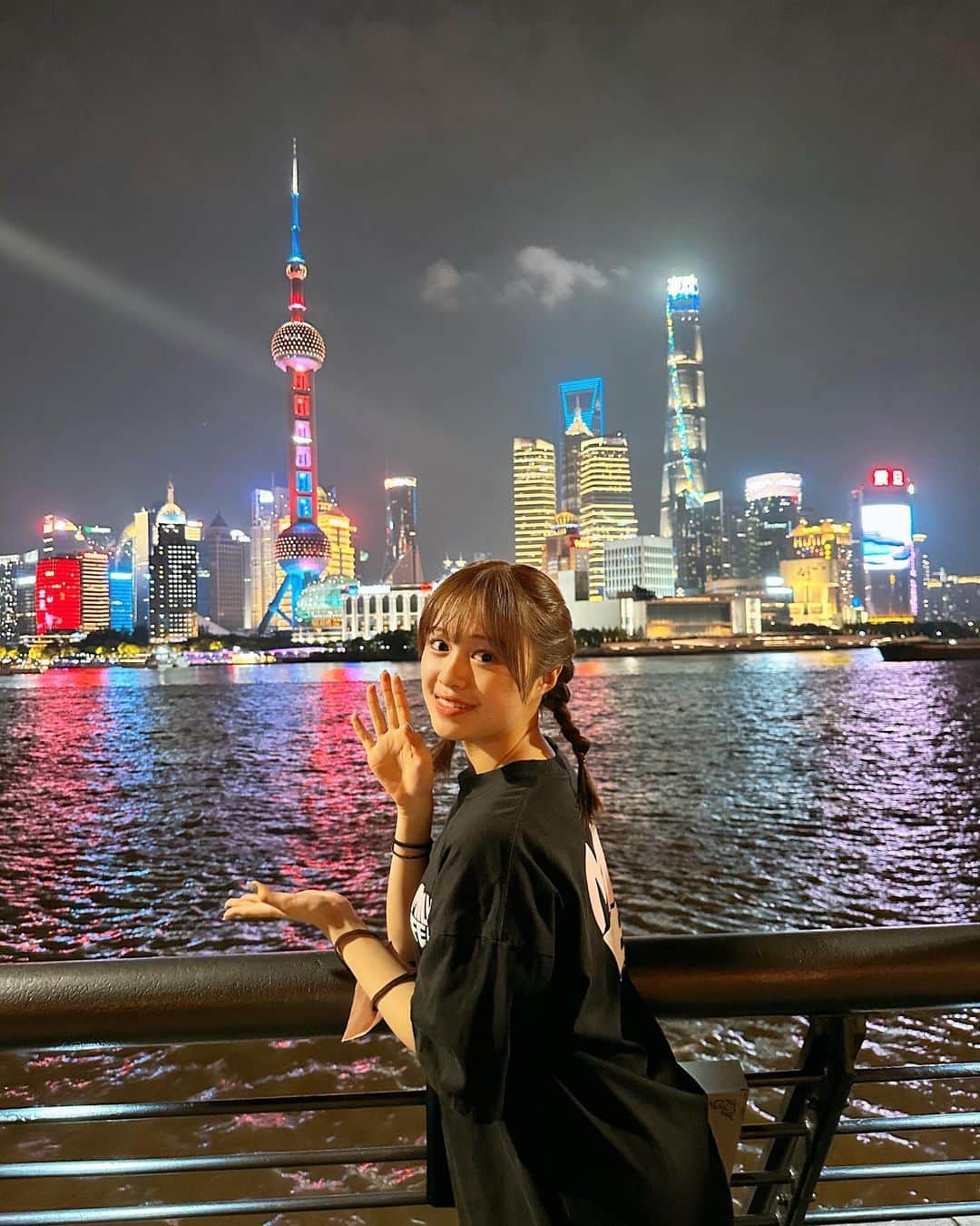 絵森彩さんのインスタグラム写真 - (絵森彩Instagram)「🌟  上海から帰ってきました〜！！！ 貴重な体験沢山してきたよ☺️ #もぐもぐえもり も沢山してきたし写真も撮ってきました👍👍 またいつかLiella!の皆で行けますように☺️  #上海 #外灘 #夜景」7月24日 21時43分 - emoriaya_official