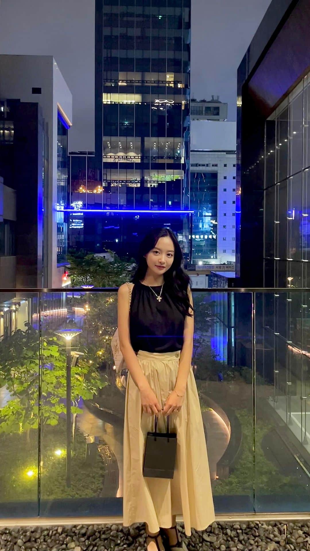 ᴅᴏᴜʙʟᴇsᴏᴜᴘのインスタグラム：「7월 23일의 기록 📝  어제는 전부터 가고 싶었던 애리아에 다녀왔어요..🤍 맛있다는 말을 너무 많이 들었어서 굉장히 기대감에 부풀어있었는데, 서버분이 너무 친절하셔서 기대한 것보다 더 즐겁게 보내고 왔답니다.  요즘 행복에 대해서 많이 생각해보는데,  좋아하는 사람들과 서로 배려하며 함께하는 그 모든 순간순간들이 저에게는 큰 행복인 것 같아요.   그리고 행복과 별개로 사랑이라는 감정은 어떤 걸까에 대해 최근 들어서 많이 생각해 보는데요,  제가 생각하는 사랑이란 상대방을 아끼고 배려하는 마음이 아닐까해요. 내가 널 사랑하니까 너도 날 사랑해야 하고, 내가 가질 수 없다면 차라리 부셔버리겠어(?)라는 마음은 사랑이 아니라 집착이고 폭력이라고 생각해요.  내가 사랑하는 네가 행복했으면 좋겠다는 마음으로 내가 조금 더 희생하고 힘들더라도 늘 상대방을 배려하는 모습이야말로 사랑이 아닐까해요.  진정 사랑한다면 상대방의 행복을 바라고, 상대방의 행복에 내가 없다면 멋지게 행복을 빌며 자리를 비켜주는 것도 예의라는 생각이 듭니다.  부족한 저이지만 늘 사랑받고 사랑하고 지낼 수 있어 오늘도 감사하며 짧은 기록을 남겨보아요.  우리 보습님들이 생각하는 행복과 사랑이란 무엇인가요? 우리 함께 생각을 나눠보아요!   7月23日の記録📝  昨日は前から行きたかったレストランに行ってきました..🤍 おいしいという話をたくさん聞いたので、すごくたのしみにしてましたが、 サーバーの方がとても親切で、期待以上に楽しく過ごしてきました。  このごろ幸せについてたくさん考えてみるが、  好きな人たちとお互いに配慮しながら共にするそのすべての瞬間が私には大きな幸せだと思います。   そして幸せとは別に愛という感情はどんなものなのかについて最近よく考えていますが、  私が思う愛とは相手を大切にし配慮する心ではないかと思います。 私が君を愛しているから君も私を愛さなければならないし、私が持てないならいっそ壊してやる(?)という心は愛ではなく執着で暴力だと思います。  私が愛する君が幸せであってほしいという気持ちで、私がもう少し犠牲になって辛くても、いつも相手を配慮する姿こそ愛ではないかと思います。  本当に愛しているなら相手の幸せを望み、相手の幸せに私がいなければ素敵に幸せを祈って席を外してあげるのも礼儀だと思います。  足りない私ですが、いつも愛されて愛して過ごすことができて、今日も感謝しながら短い記録を残してみました。  ポスビの皆さんが考える幸せと愛とは何ですか？ 一緒に考えを交わしてみましょう！  #습습_다이닝 #애리아」