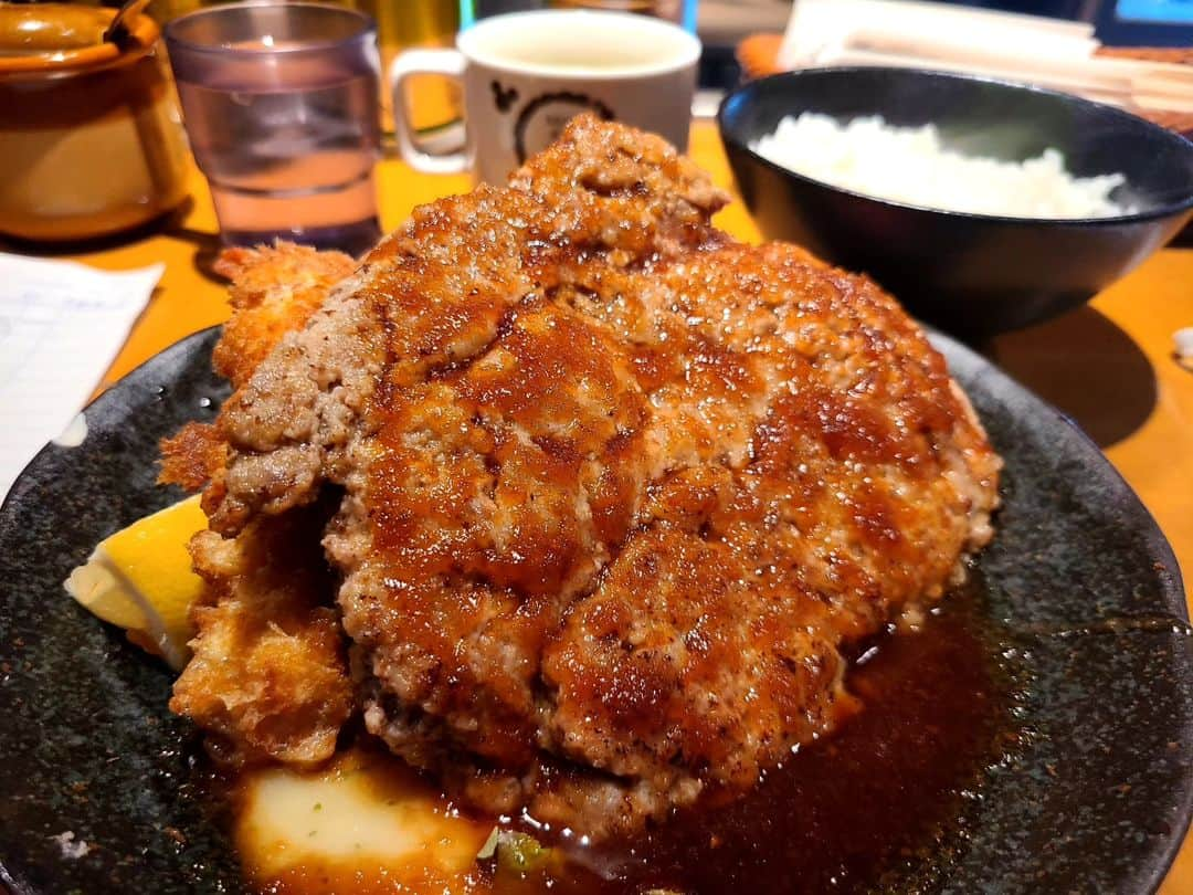 松本康太さんのインスタグラム写真 - (松本康太Instagram)「『もなみのハンバーグ』  大阪の谷町六丁目にある洋食の店「もなみ」 20歳ごろ次長課長河本さんの家に居候させてもらっていて、河本さんにお金が入ったら近所にある洋食の店「もなみ」に連れていってもらってました！　  売れて無い芸人なのにマスターがめちゃくちゃサービスしてくれて、いつも一番安いメニューを注文するけどお腹いっぱい食べさせてくれました！　  ここのハンバーグはふわふわでとても美味しいのです、たくさんの芸人さんやタレントさんがこのハンバーグの虜になるのです。  並んででも食べたいハンバーグo(^o^)o　  #大阪グルメ#洋食#洋食の店もなみ#もなみ#ハンバーグ#もなみのハンバーグ#谷町六丁目#レギュラー松本#あるある探検隊#ハンバーグと海老フライ」7月24日 21時36分 - aruarutankentai.matsumoto