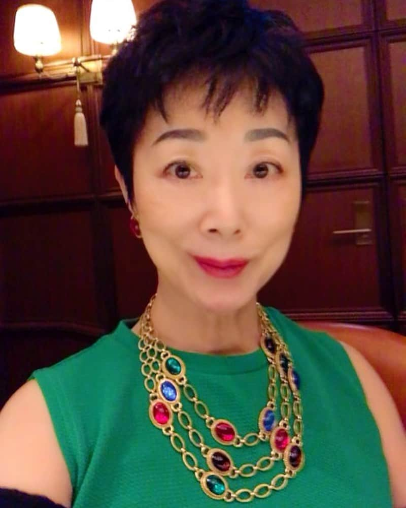 小川知子のインスタグラム：「食事会🍽  長年のお付き合いの異業種の方々と会食。 野球の話から宇宙の話まで、多岐にわたる会話が弾み盛り上がりました。  刺激的な会話にカロリー消費になったかも😊  美味しいフレンチと夜景に乾杯🥂  #フレンチディナー #異業種交流会 #丸の内 #小川知子」