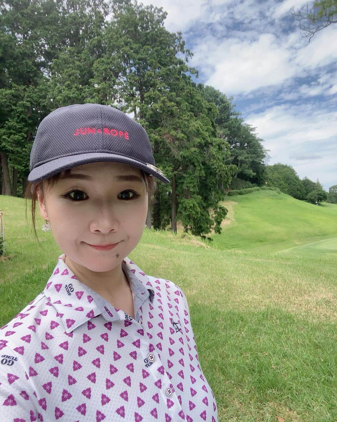 前川由希子のインスタグラム：「・ 5年ぶり5度目⛳️ しかも、20年間で5度目です笑  ゴルフ再々々々デビューに誘ってくださったのは、 高校の先輩、大学サークルの先輩、大学の先輩。 共通点は野球ですが、今回はゴルフで。  経験不足だし下手だし暑いし…でしたが、 優しく甘々な先輩方のおかげで、 とにかく楽しかった！  次回は涼しくなった頃に約束したので、 それまでレッスンに通って鍛えます⛳️  #ゴルフ  #golf  #ゴルフ初心者  #ゴルフコーデ  #ゴルフ練習  #ゴルフレッスン します」